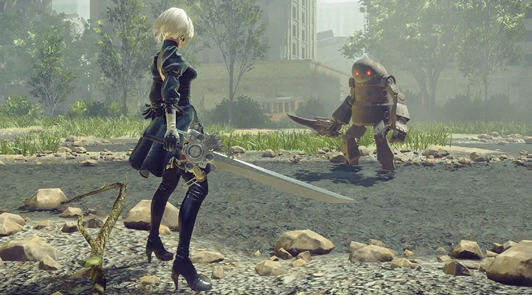 Nhân vật 2B của Nier Automata đứng giữa một khu rừng đổ nát