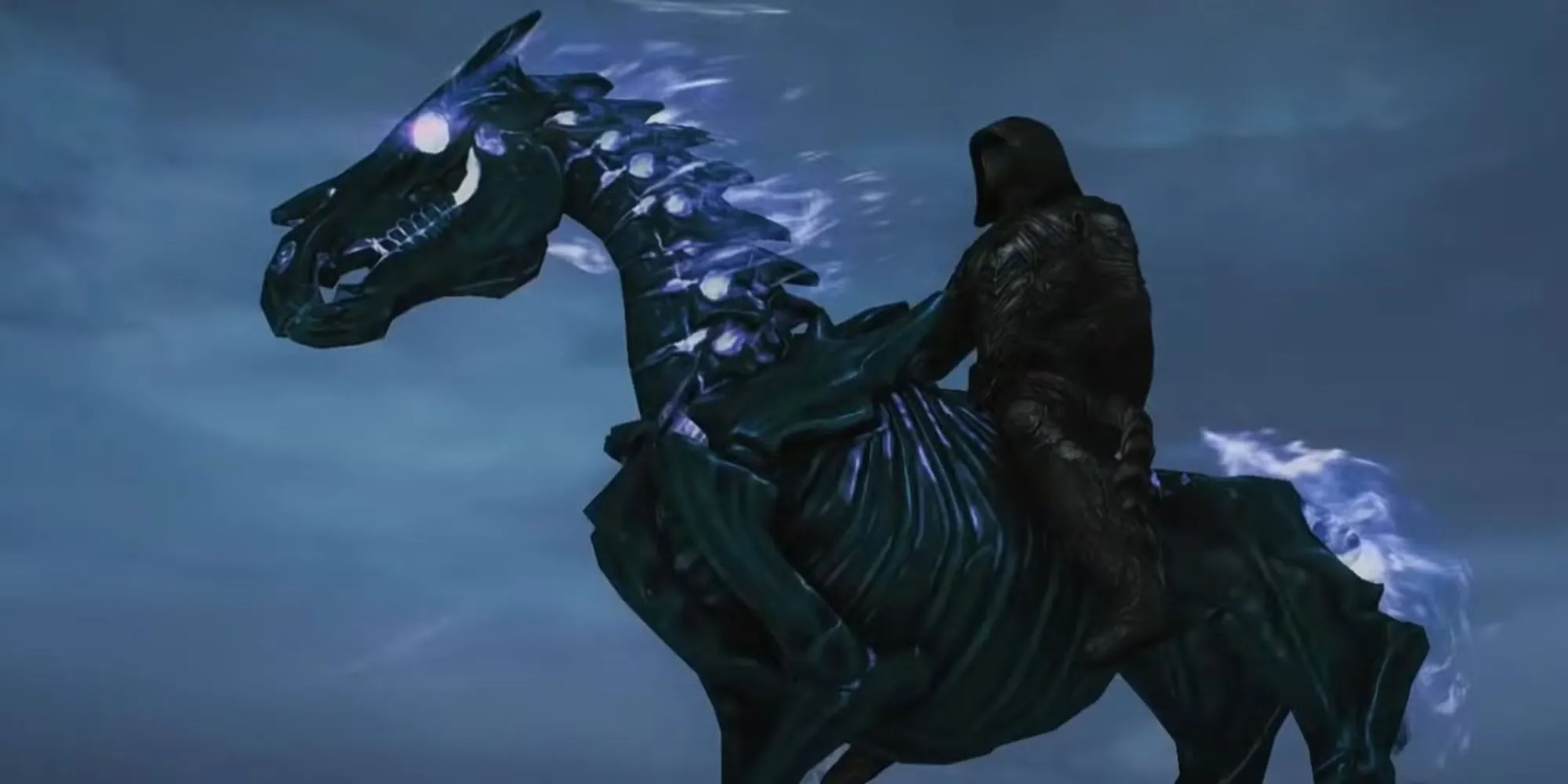 Nhân vật game thủ đang cưỡi Arvak, chú ngựa ma quái trong Skyrim, qua một khu rừng tối