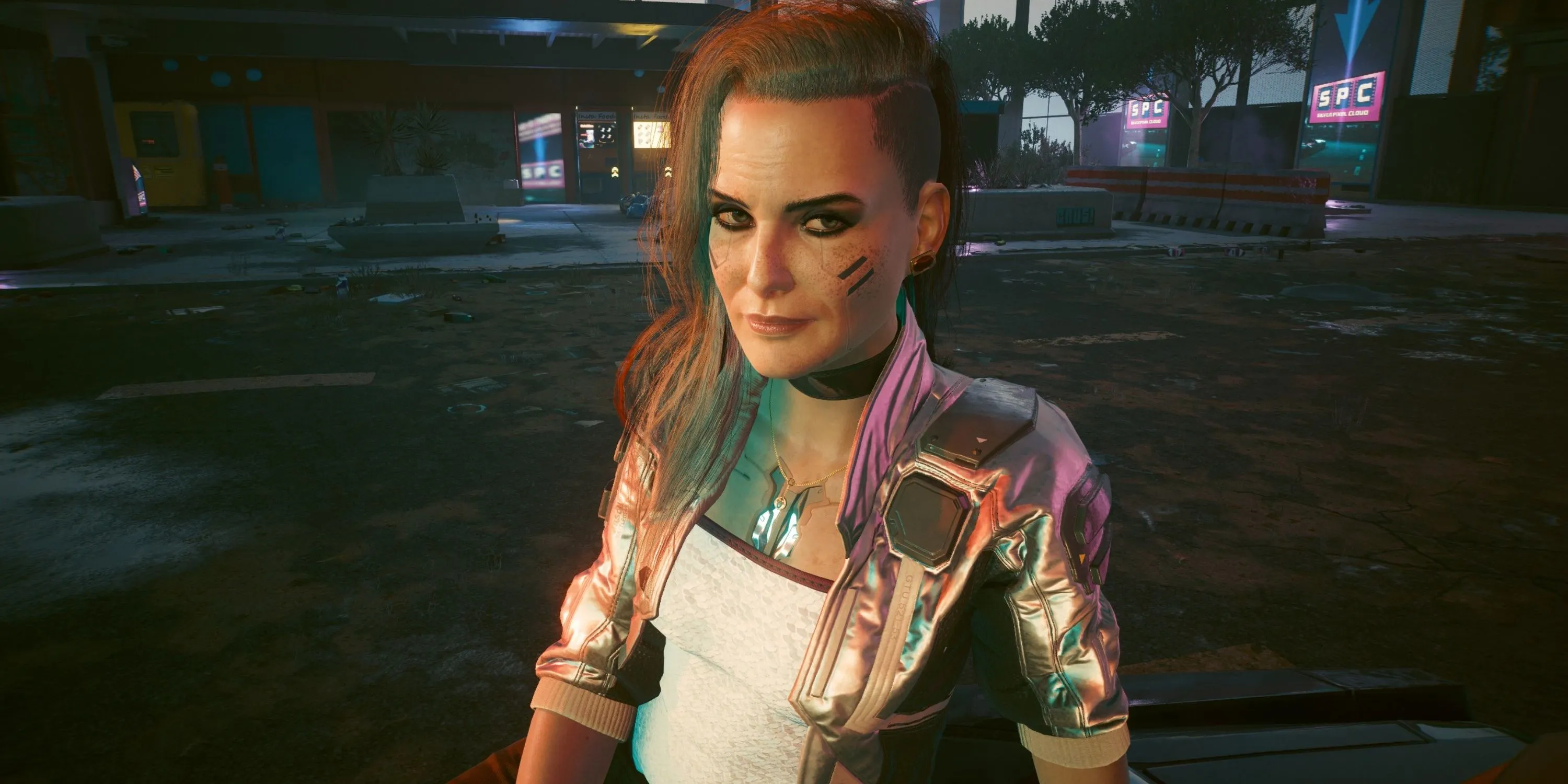 Nhân vật Rogue trong một cảnh lãng mạn của Cyberpunk 2077