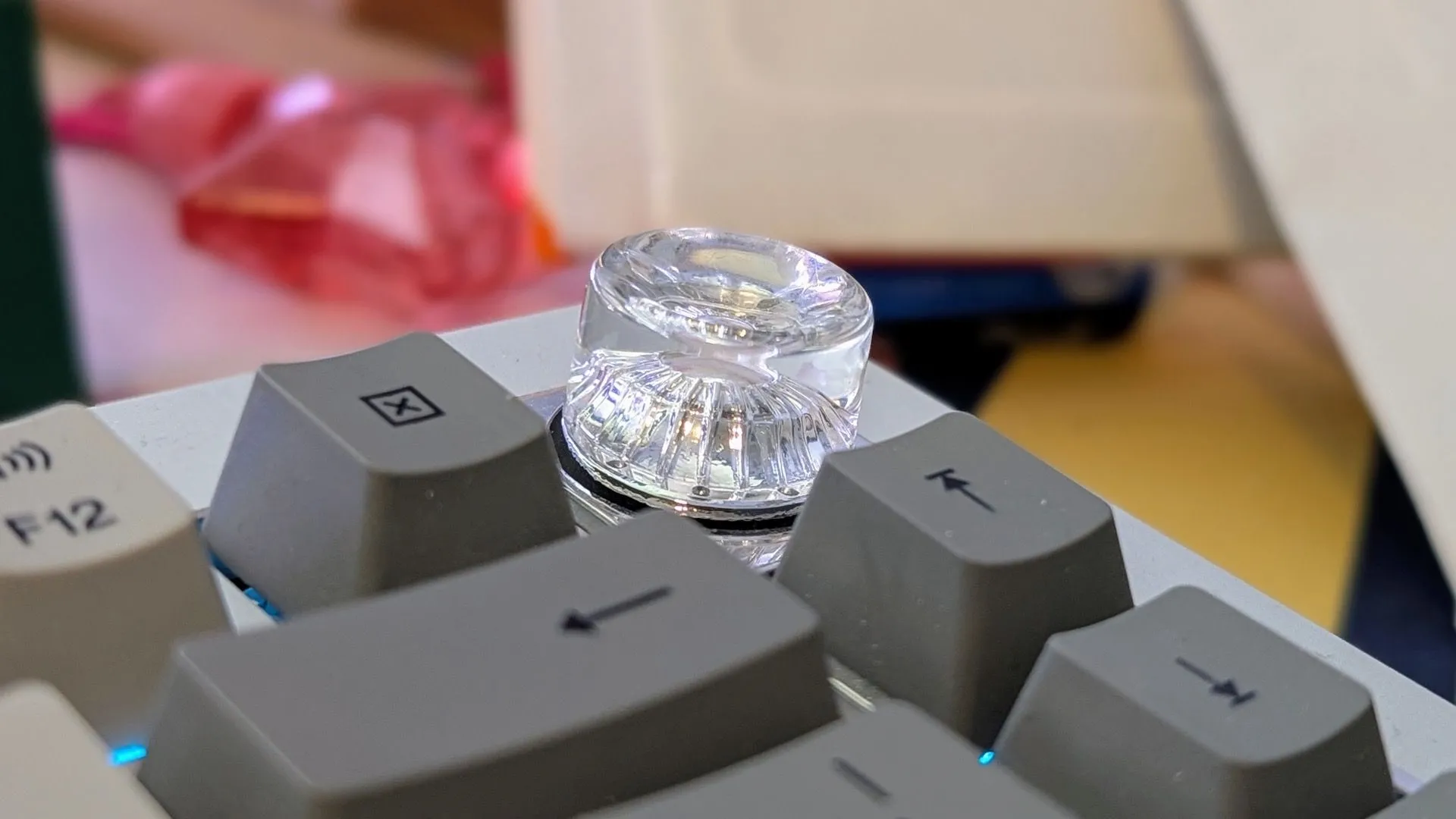 Núm xoay âm lượng tiện lợi của bàn phím cơ OnePlus Keyboard 81 Pro với phản hồi xúc giác ấn tượng.