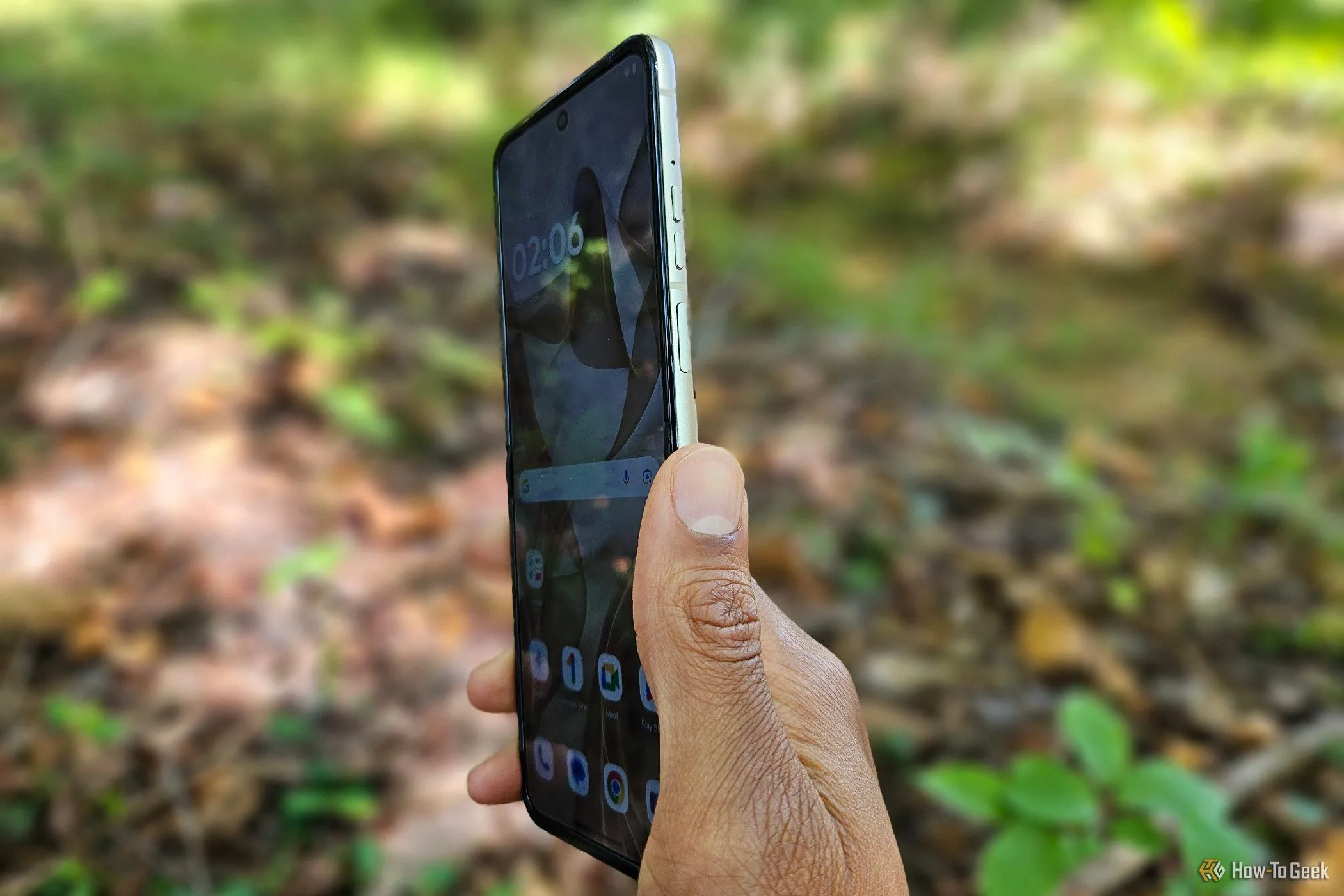 Nút tăng giảm âm lượng và nút nguồn trên cạnh của điện thoại Motorola Razr 2024, minh họa vị trí cao bất tiện