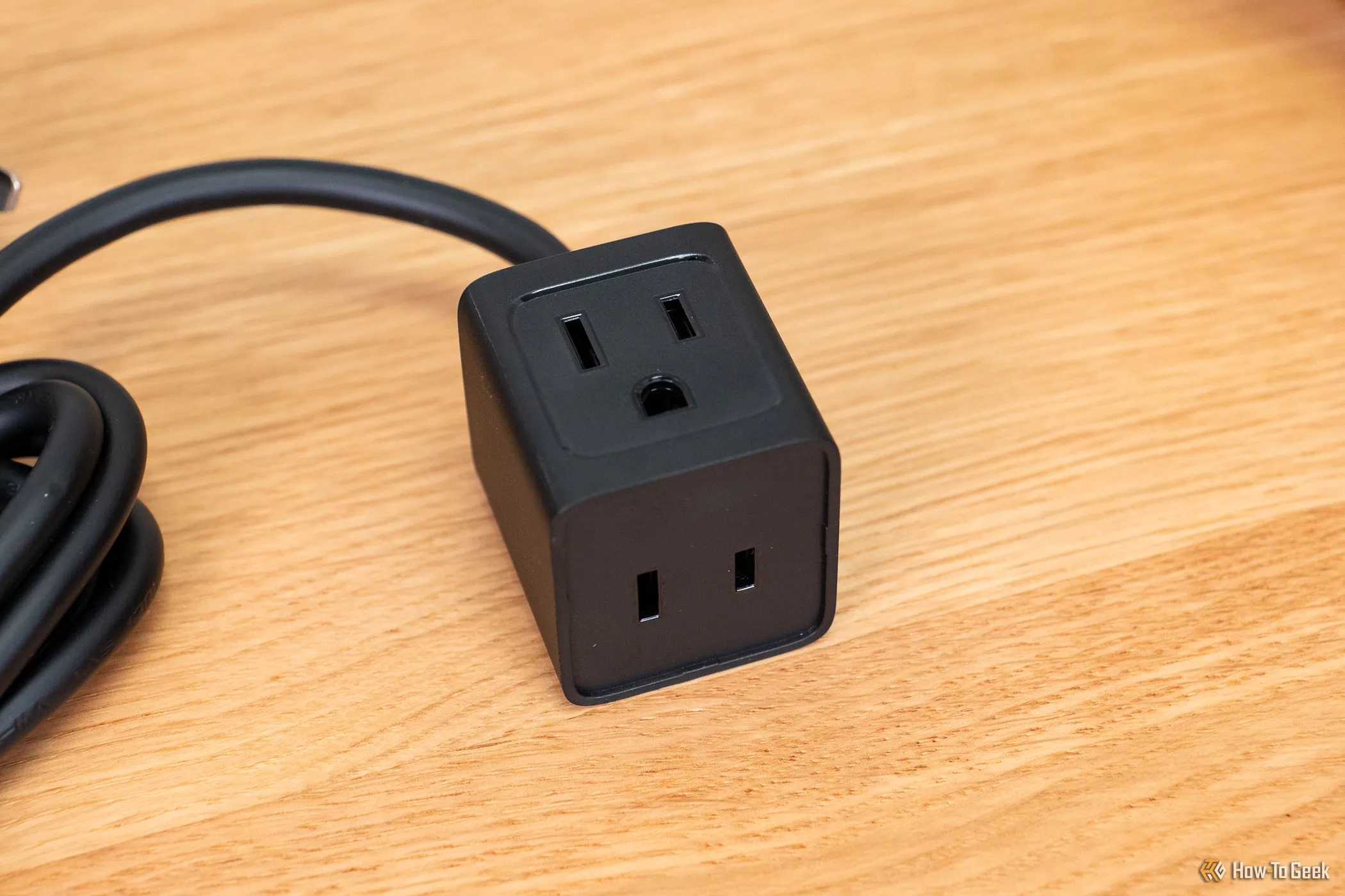 Ổ cắm điện du lịch Baseus PowerCombo Mini 5-in-1 67W, thiết kế nhỏ gọn với nhiều cổng sạc.