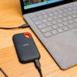 Ổ cứng SSD gắn ngoài được kết nối với máy tính xách tay