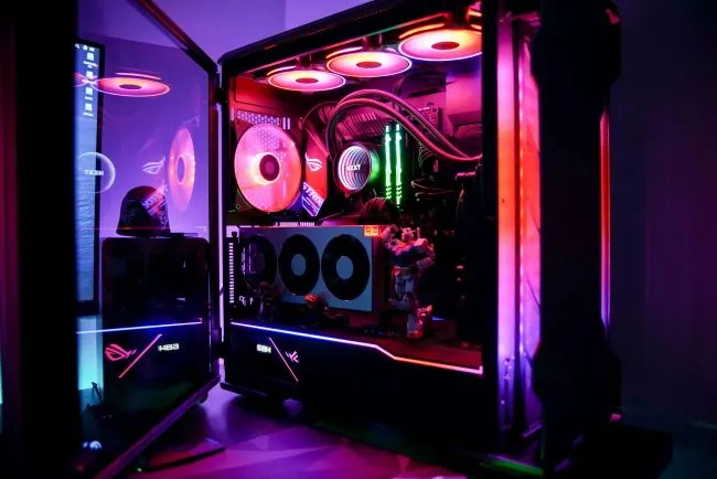 PC chơi game mở nắp hông, hiển thị ánh sáng RGB bên trong, thể hiện sự hài lòng sau khi tự lắp ráp.