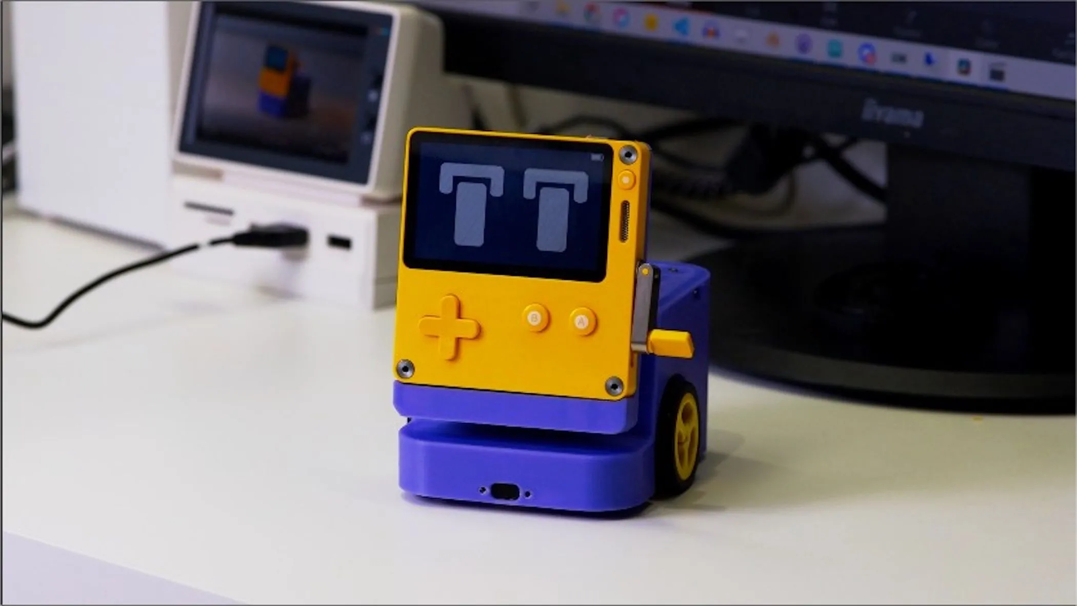 Phụ kiện PlayBot dock cho hệ máy chơi game cầm tay Playdate.