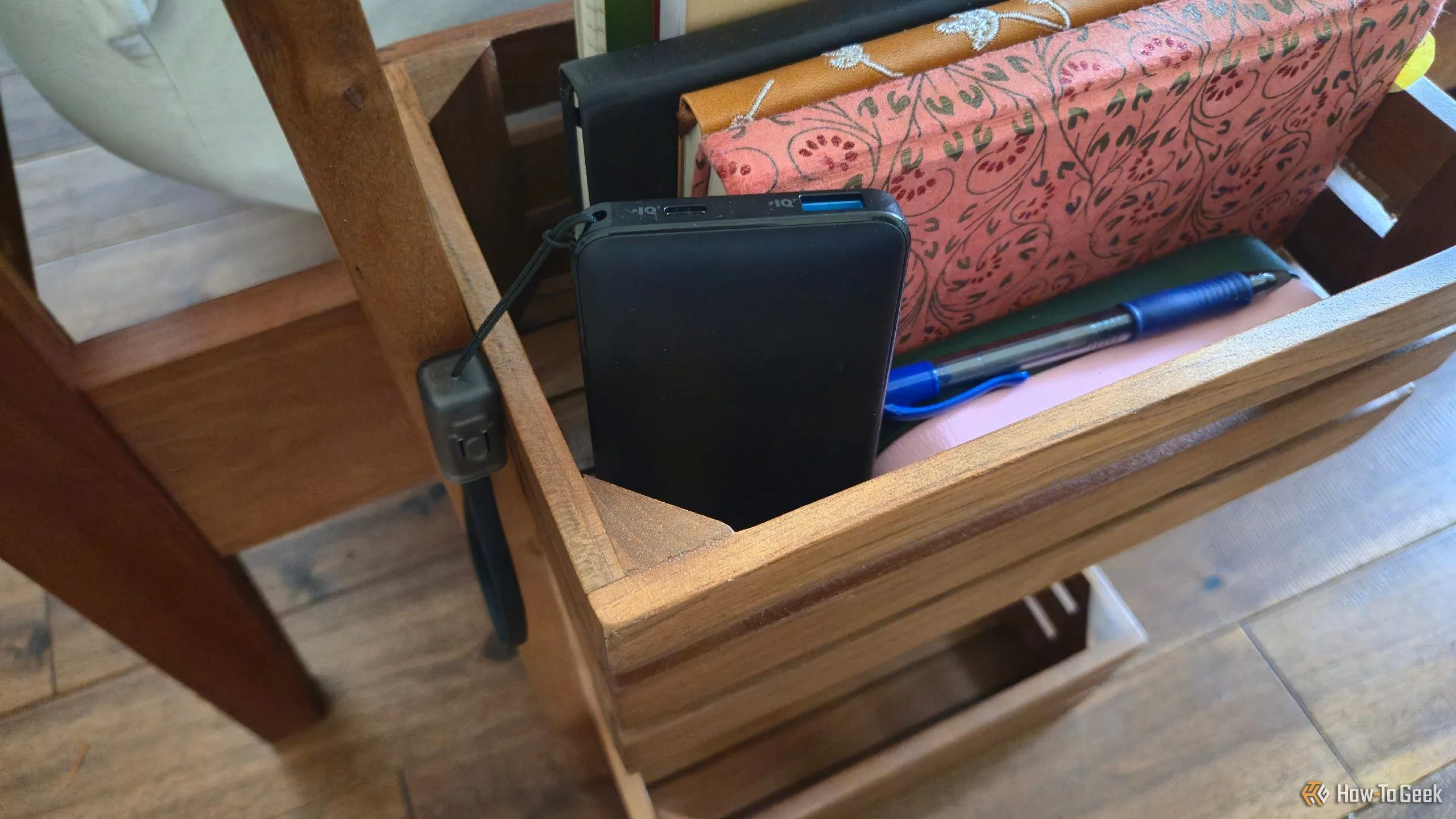 Pin sạc di động Anker được đặt trong giỏ cạnh giường ngủ, minh họa tính tiện lợi khi bố trí nhiều cục sạc ở các khu vực khác nhau trong nhà.