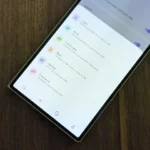Proton Pass đang mở trên điện thoại Galaxy Z Fold 6, minh họa tính năng quản lý bí danh email hiệu quả.