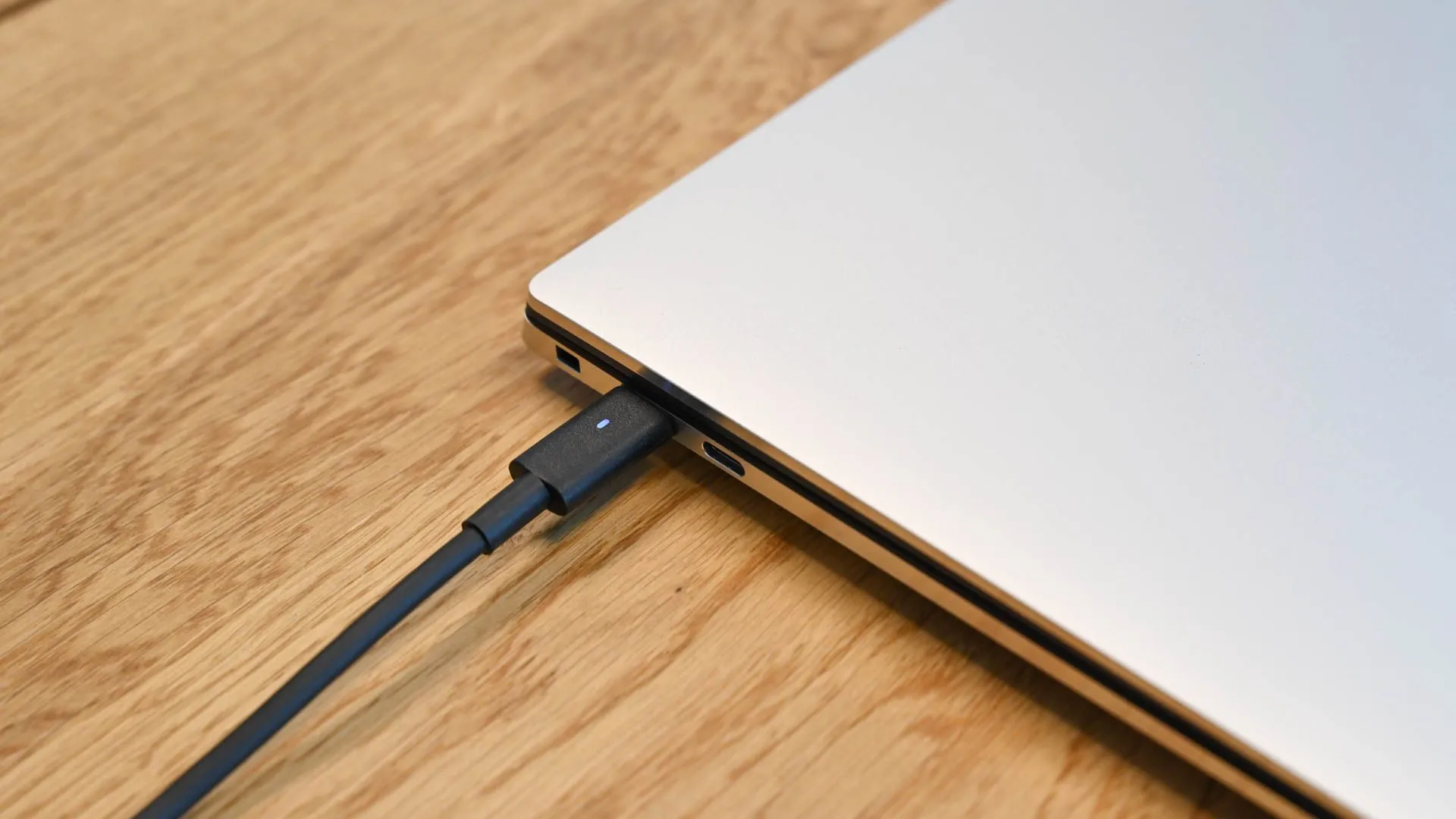 Sạc laptop Dell XPS 15 qua cổng USB-C PD