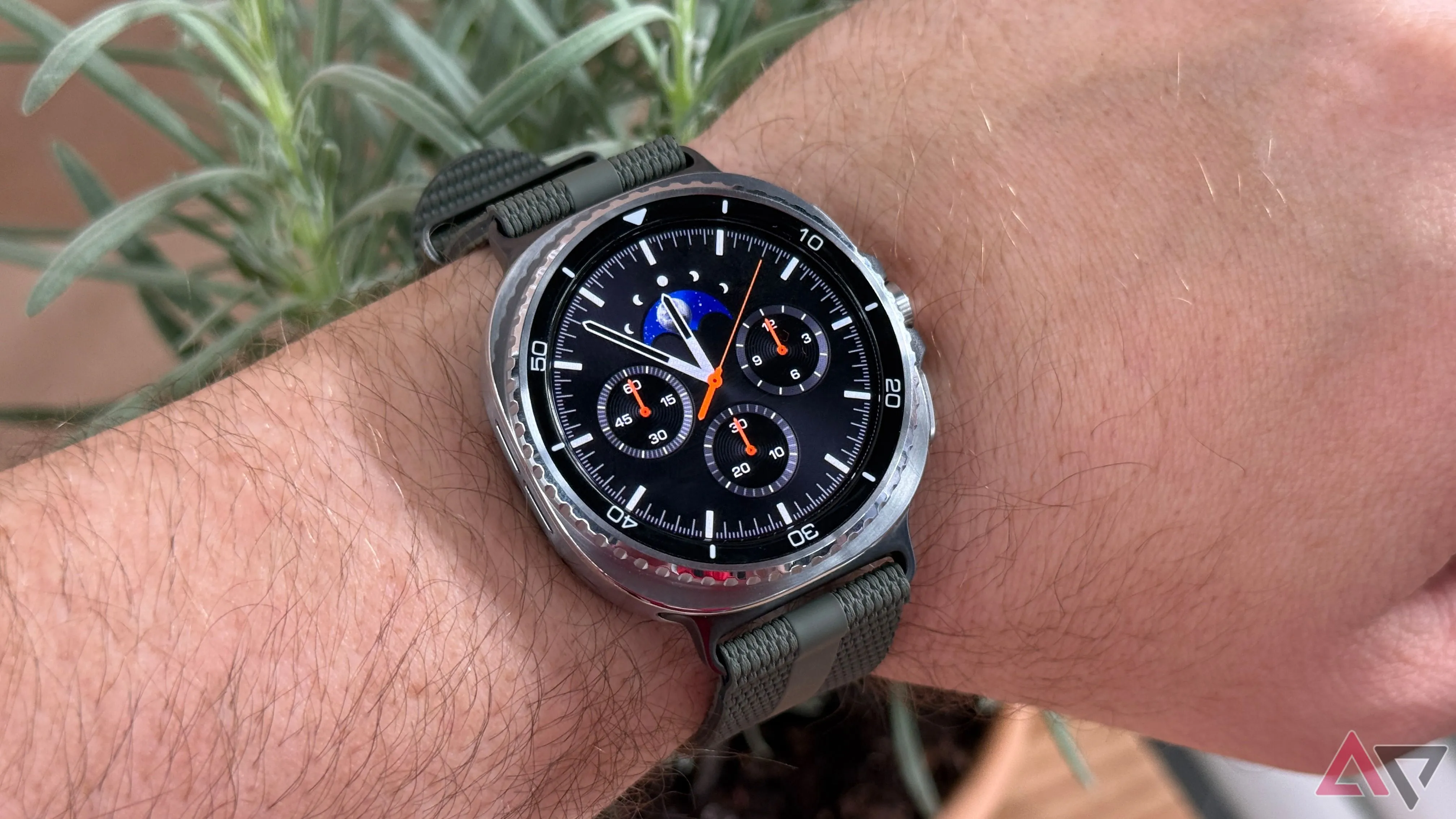 Samsung Galaxy Watch 8 Classic đeo trên cổ tay, hiển thị mặt đồng hồ chính