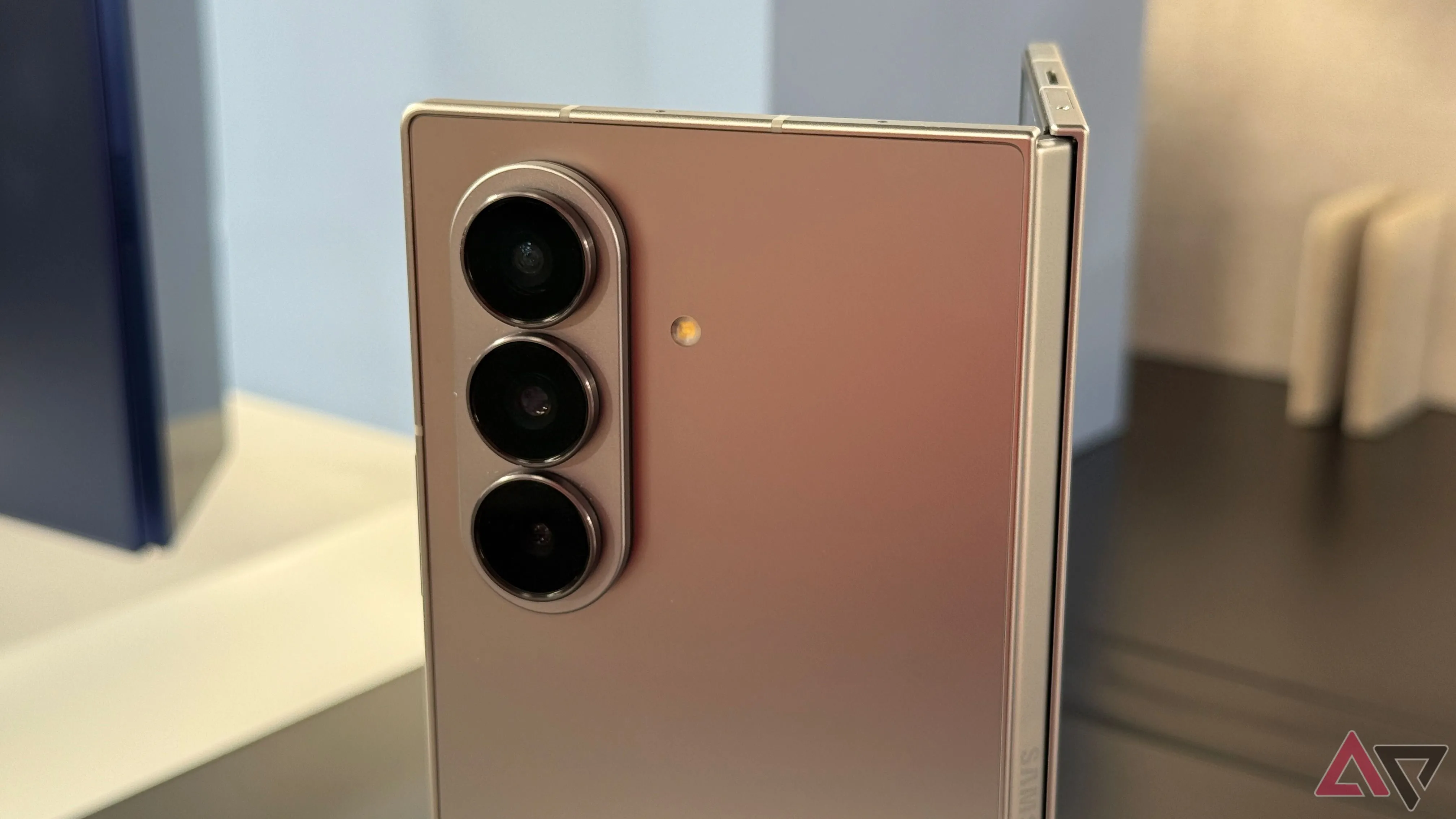 Samsung Galaxy Z Fold 7 đặt đứng mở, hiển thị cụm camera sau được nâng cấp và thiết kế bản lề tinh tế.