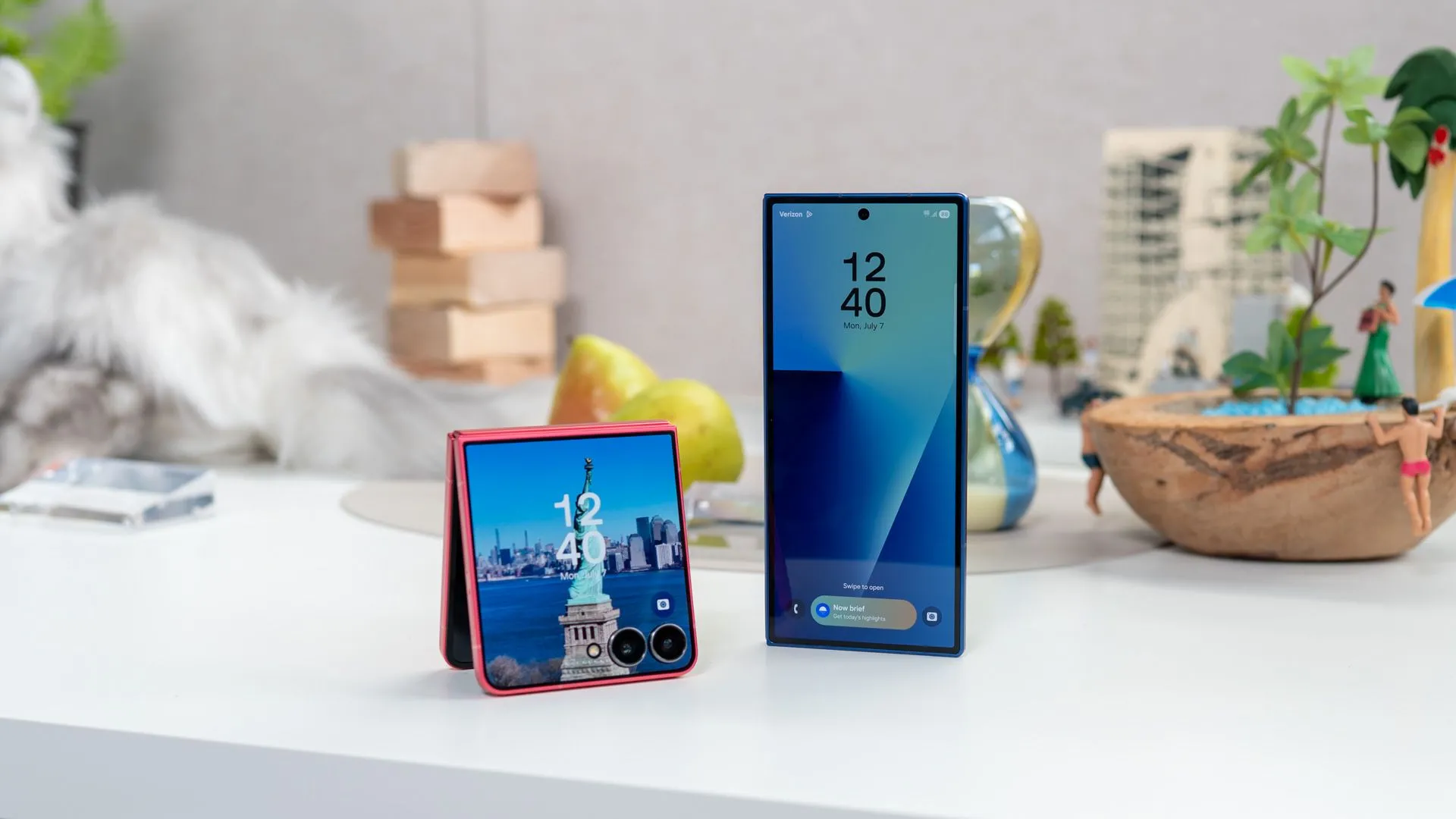 Samsung Galaxy Z Fold 7 đứng trên bàn cạnh Galaxy Z Flip 7