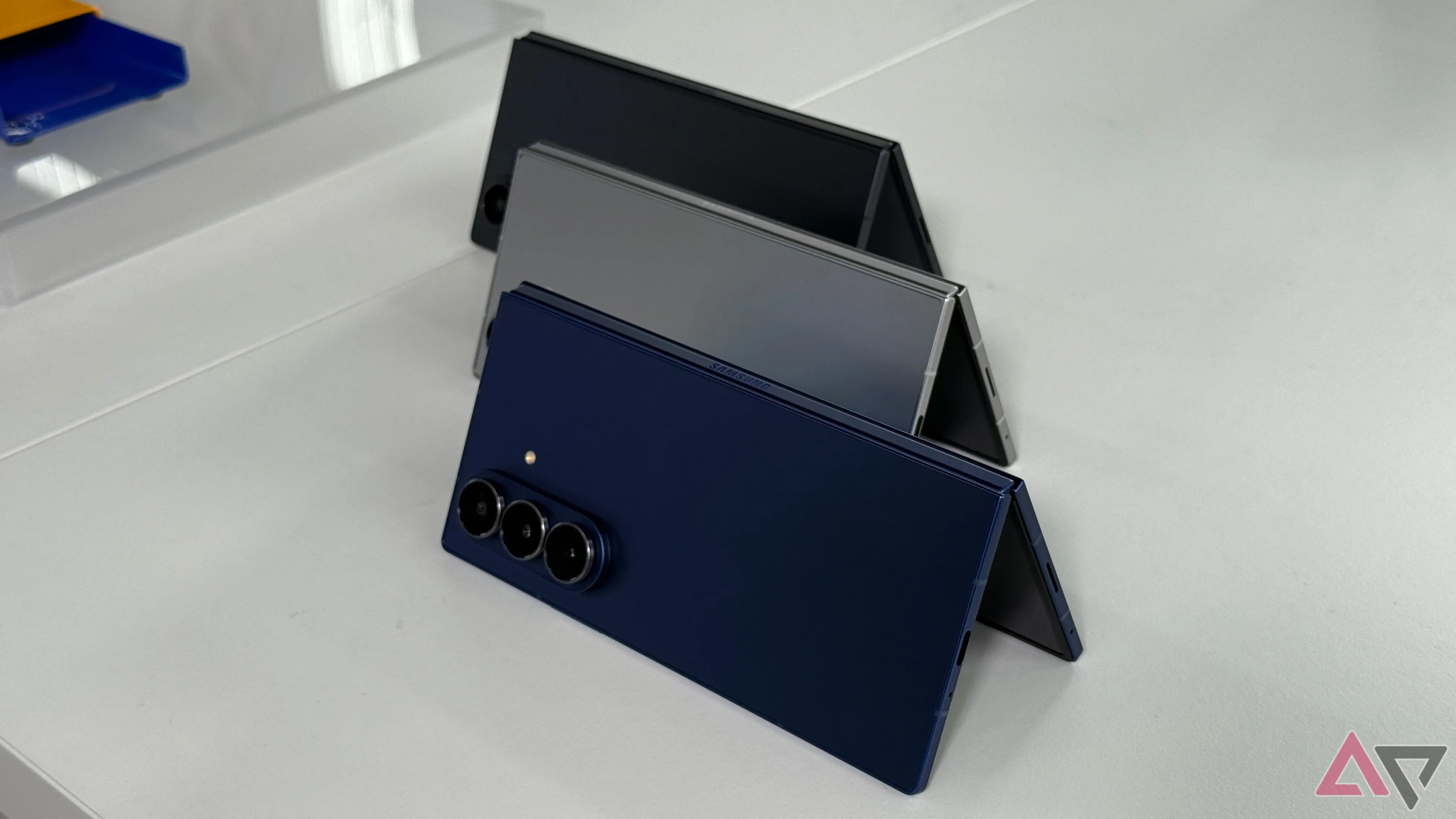 Samsung Galaxy Z Fold 7 ở chế độ 'tent' với các tùy chọn màu sắc xanh, bạc, đen, thể hiện tính linh hoạt trong sử dụng.