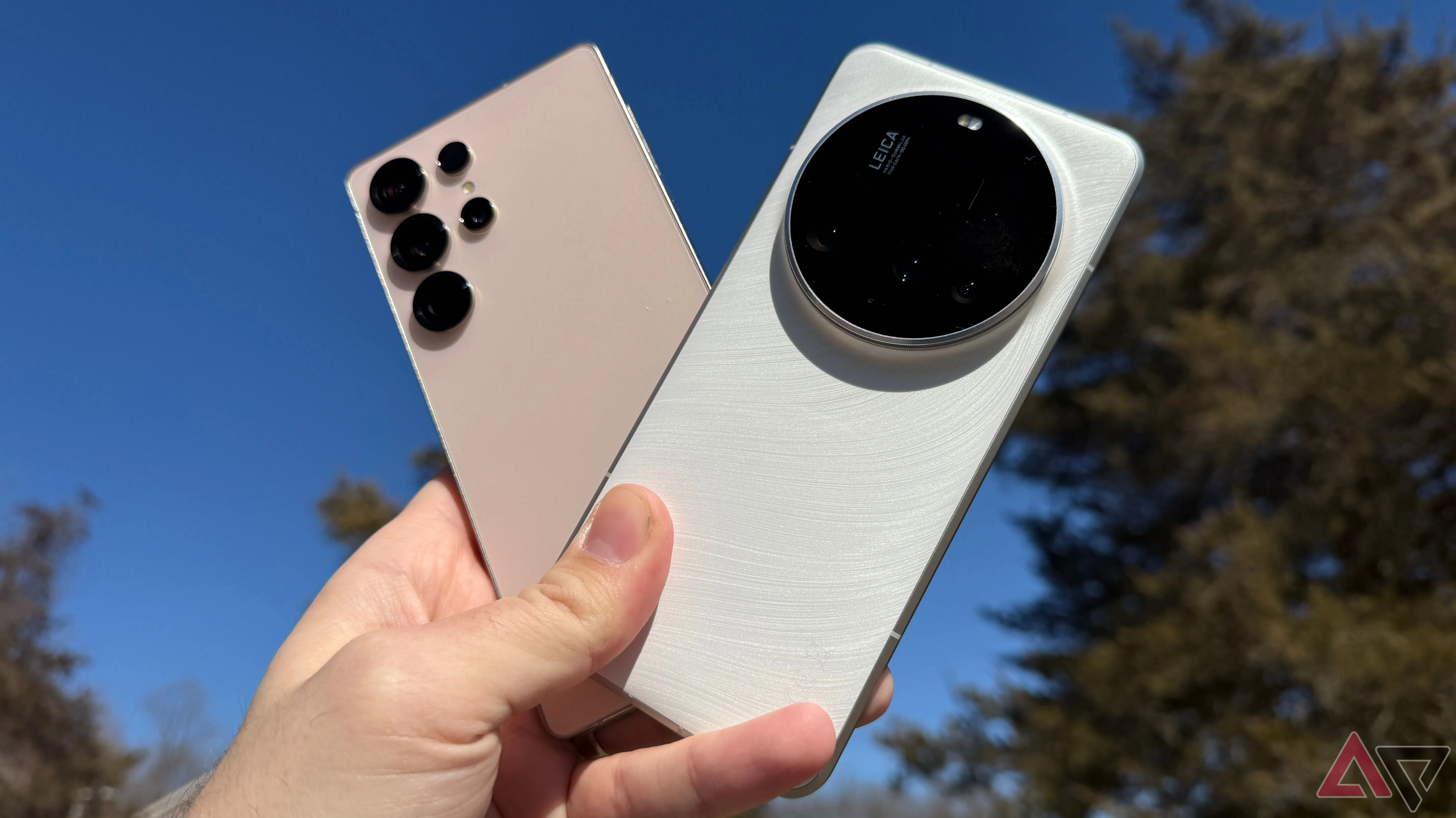So sánh kích thước và thiết kế giữa hai mẫu smartphone Android