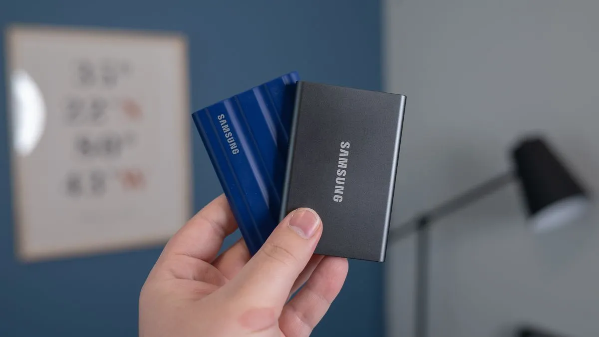 So sánh ổ cứng SSD Samsung T7 Shield và T7, minh họa sự phát triển của công nghệ lưu trữ