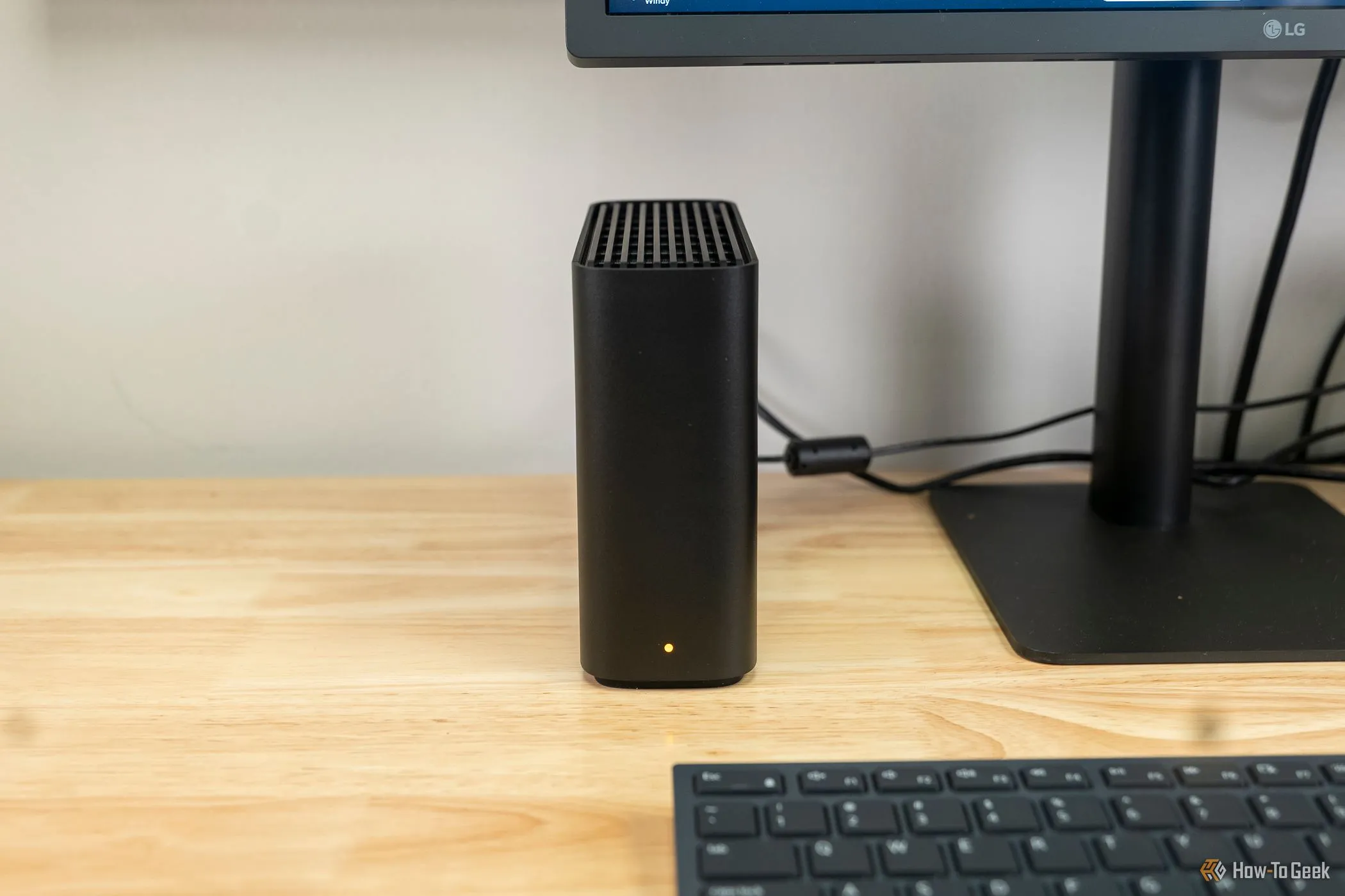 Synology BeeStation đặt cạnh màn hình máy tính