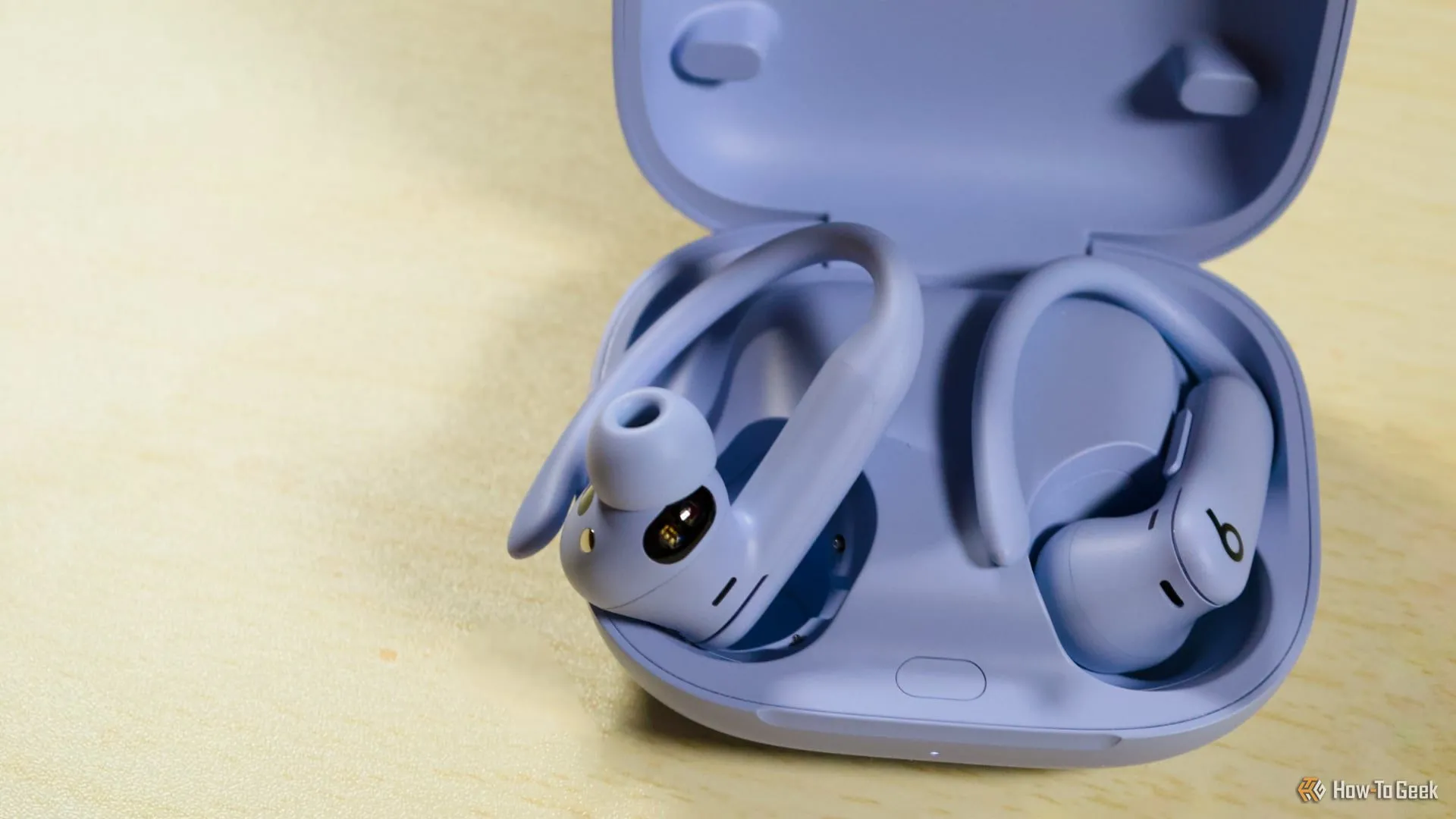 Tai nghe Beats PowerBeats Pro 2 một phần nằm trong hộp sạc