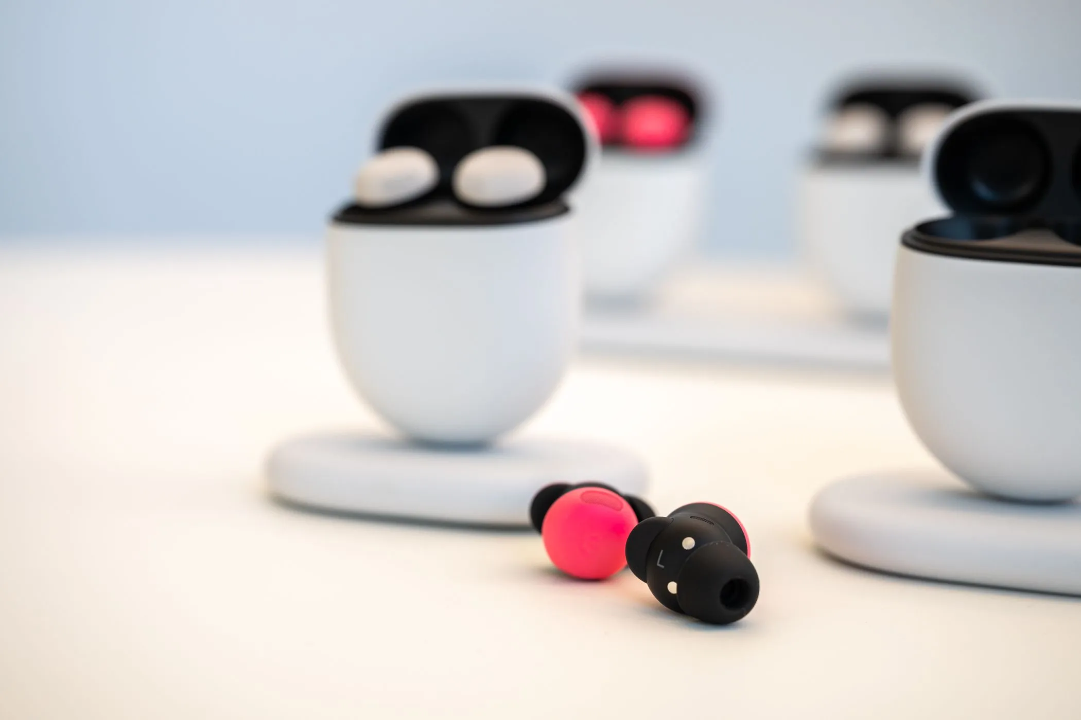 Tai nghe Google Pixel Buds Pro 2 màu hồng Peony nằm ngoài hộp sạc