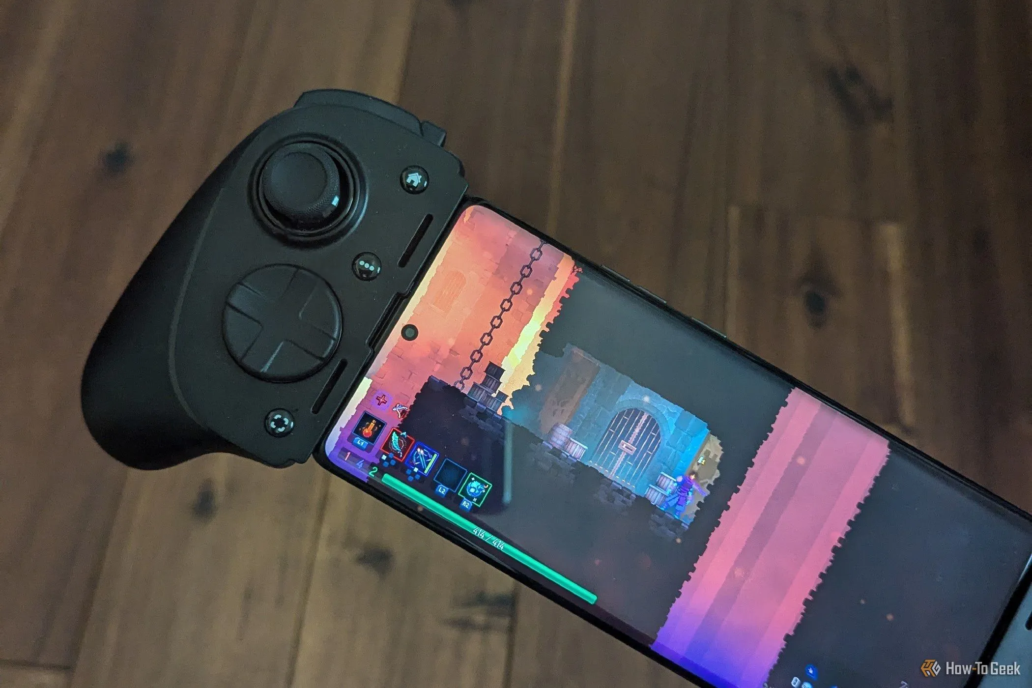 Tay cầm chơi game Razer Kishi Ultra kết nối với điện thoại Moto Edge+ 2023 đang chơi tựa game Dead Cells trên di động.