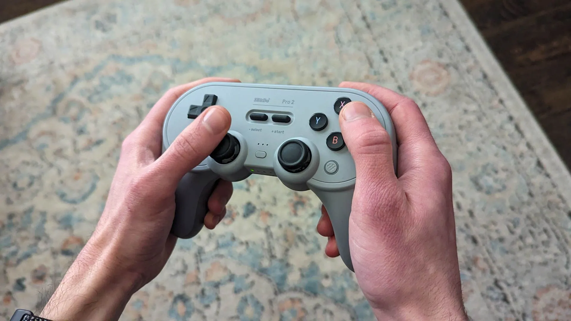 Tay cầm không dây 8Bitdo Pro 2 trong tay người dùng