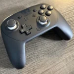 Tay cầm Nintendo Switch 2 Pro Controller đặt trên bàn, nhìn từ trên xuống