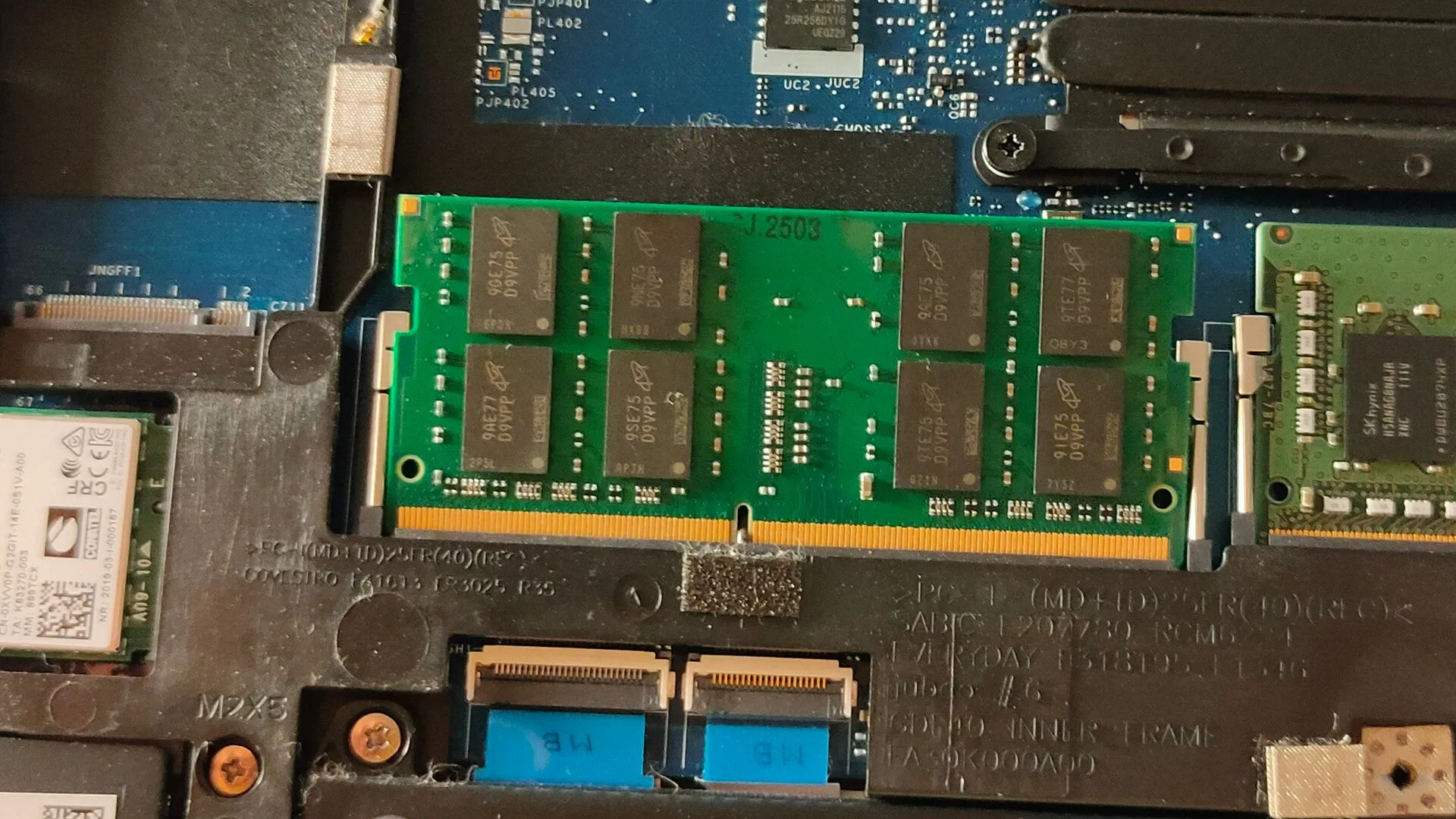 Thanh RAM DDR4 được lắp đặt bên trong laptop, cho thấy vị trí nâng cấp RAM để tăng hiệu năng chơi game