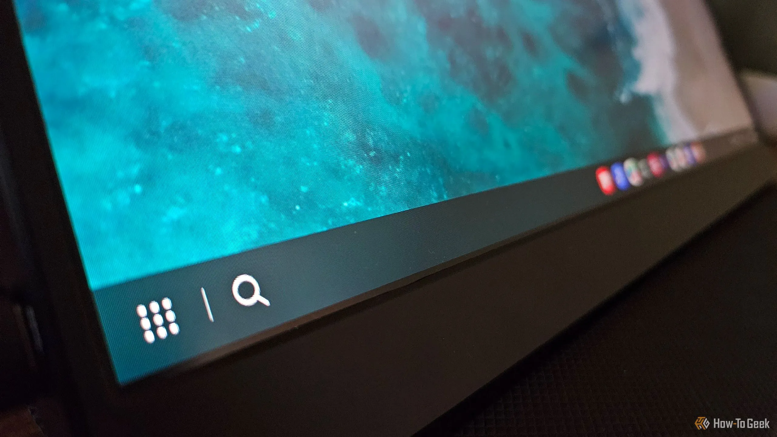 Thanh tác vụ (Taskbar) của Samsung DeX trên một màn hình di động, hiển thị các biểu tượng ứng dụng và khu vực hệ thống.