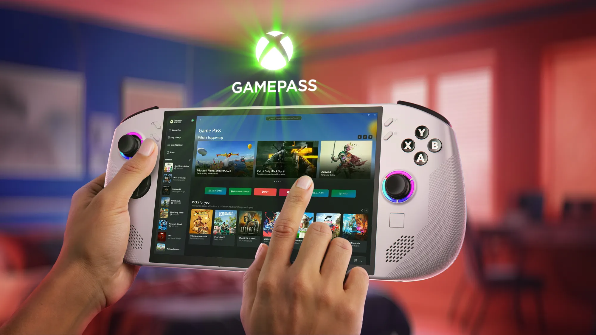 Thiết bị chơi game cầm tay Lenovo Legion Go S màu trắng hiển thị giao diện Xbox Game Pass, minh họa khả năng truy cập thư viện game đa dạng.