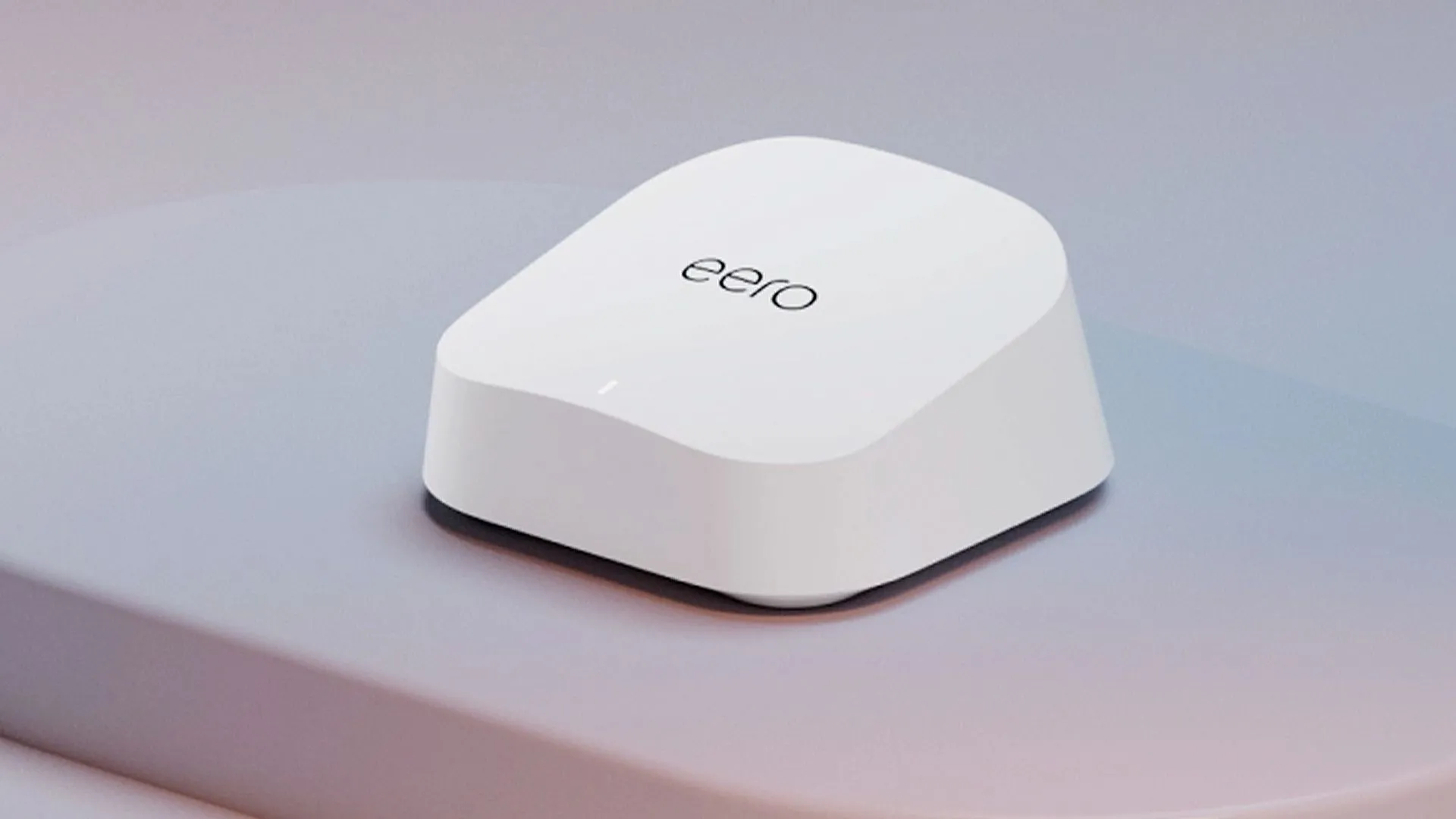 Thiết bị Eero Wi-Fi 7 Pro 7 đặt trên bàn gỗ, với đèn LED sáng