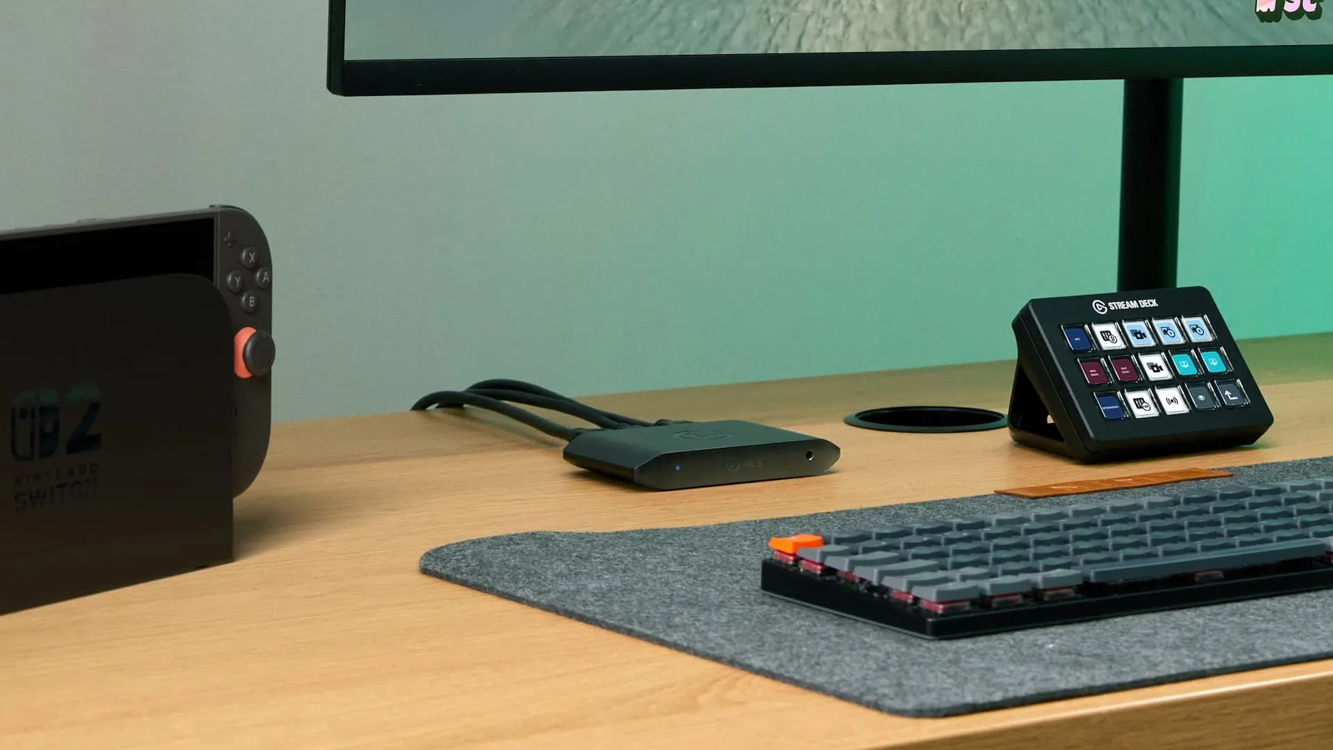 Thiết bị thu hình Elgato Game Capture 4K S đặt trên bàn làm việc cạnh bàn phím.