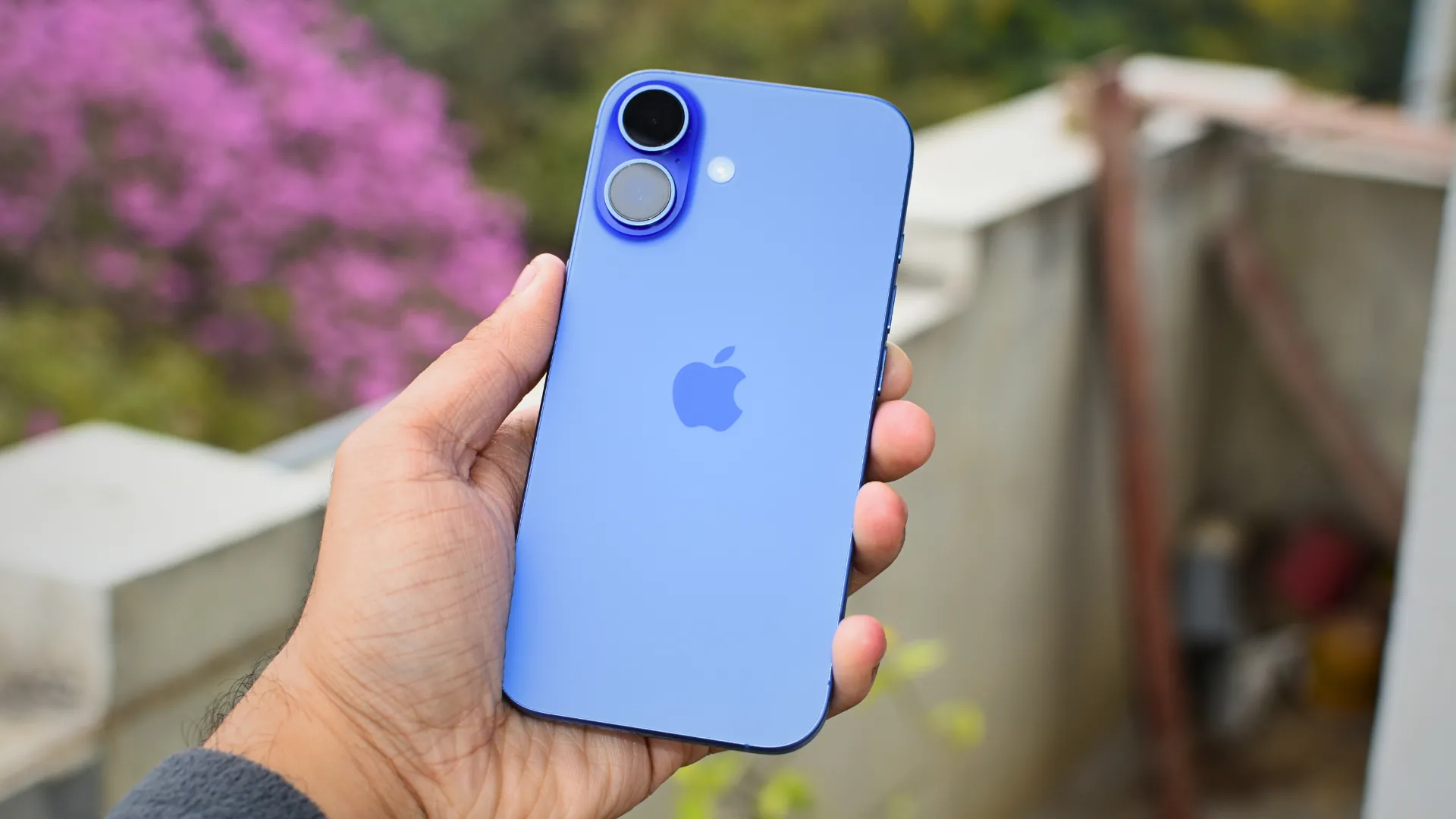 Thiết kế iPhone 16 màu Ultramarine, gợi nhắc về các bản cập nhật và tính năng mới trong tương lai