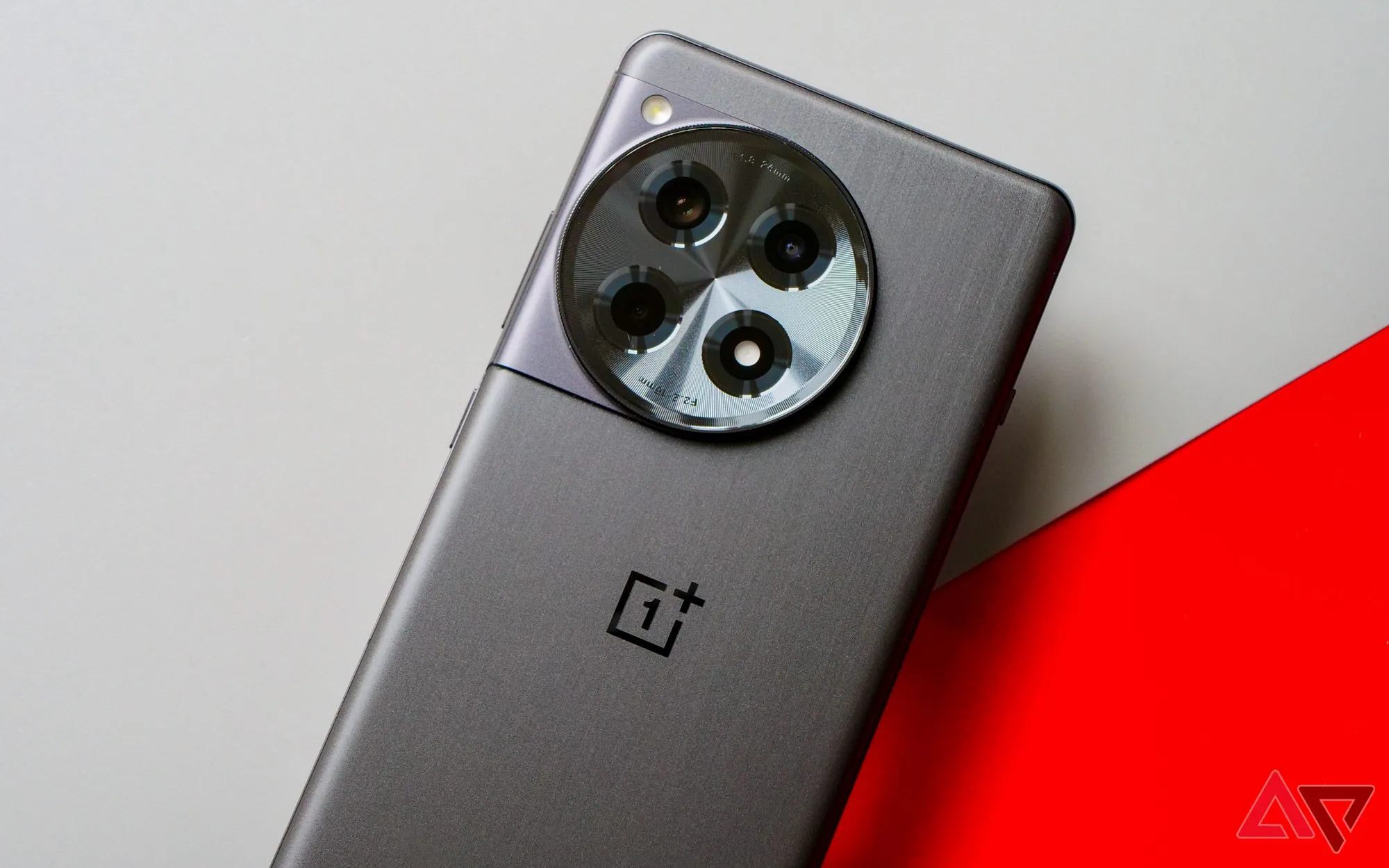 Thiết kế mặt lưng sang trọng của điện thoại OnePlus 12R với tông màu đỏ xám nổi bật