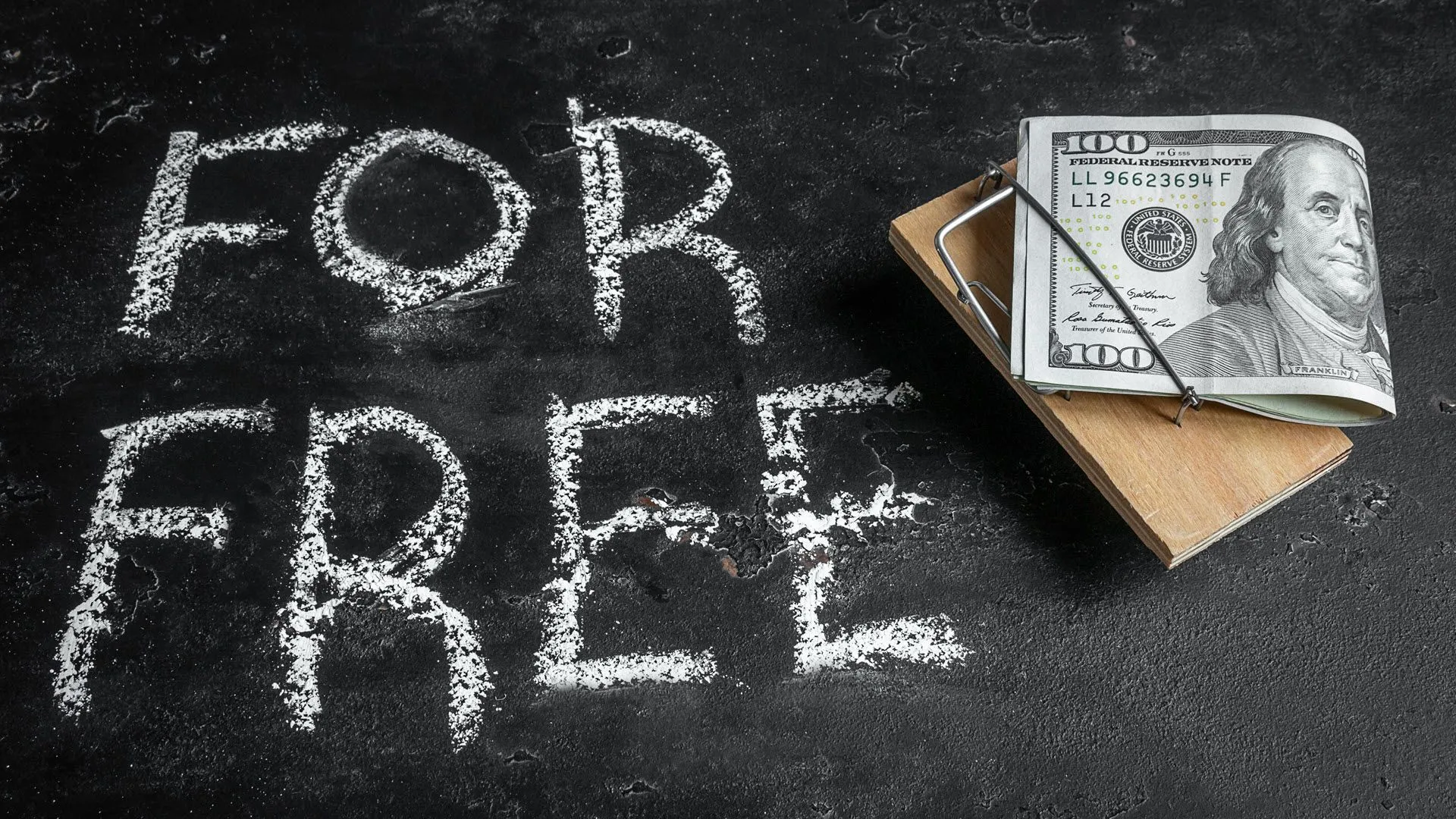 Tiền bị kẹt trong bẫy chuột với dòng chữ 'miễn phí', tượng trưng cho các chiêu trò dụ dỗ và FOMO trong game gacha.