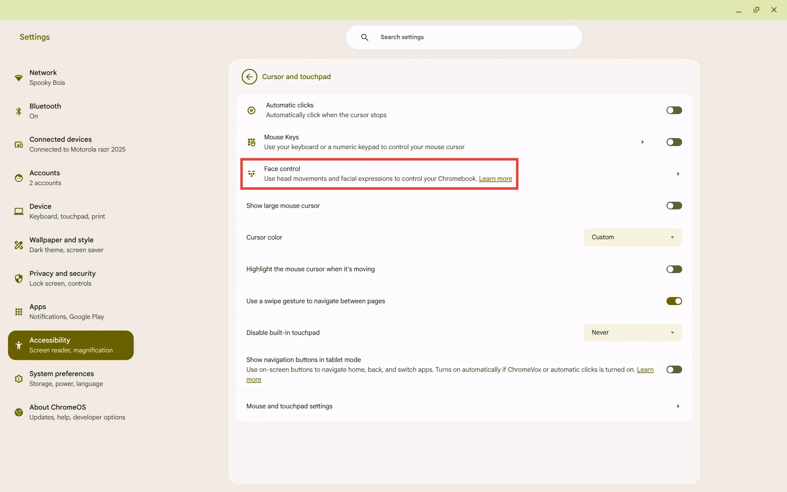 Tính năng Điều khiển bằng khuôn mặt (Face Control) được đánh dấu trong menu cài đặt của Chromebook.