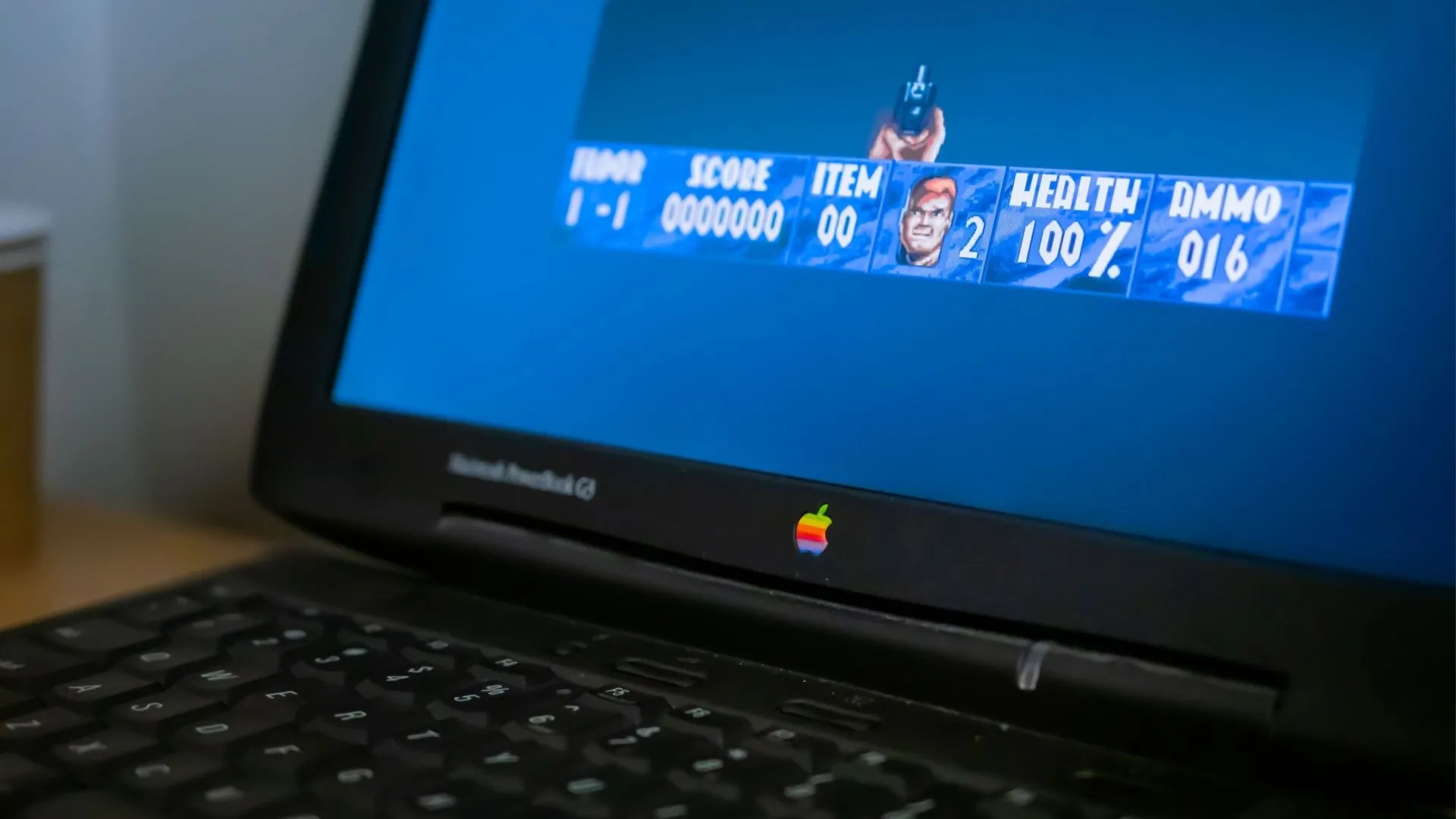 Triển lãm các mẫu máy tính xách tay Apple đời cũ cùng những trò chơi điện tử retro, khắc họa lịch sử phát triển gaming trên nền tảng macOS