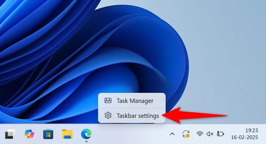 Truy cập cài đặt Taskbar để vô hiệu hóa Widget trên Windows 11.
