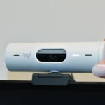 Webcam gắn trên màn hình máy tính để bàn để kiểm tra chất lượng hình ảnh và âm thanh trước cuộc họp trực tuyến.
