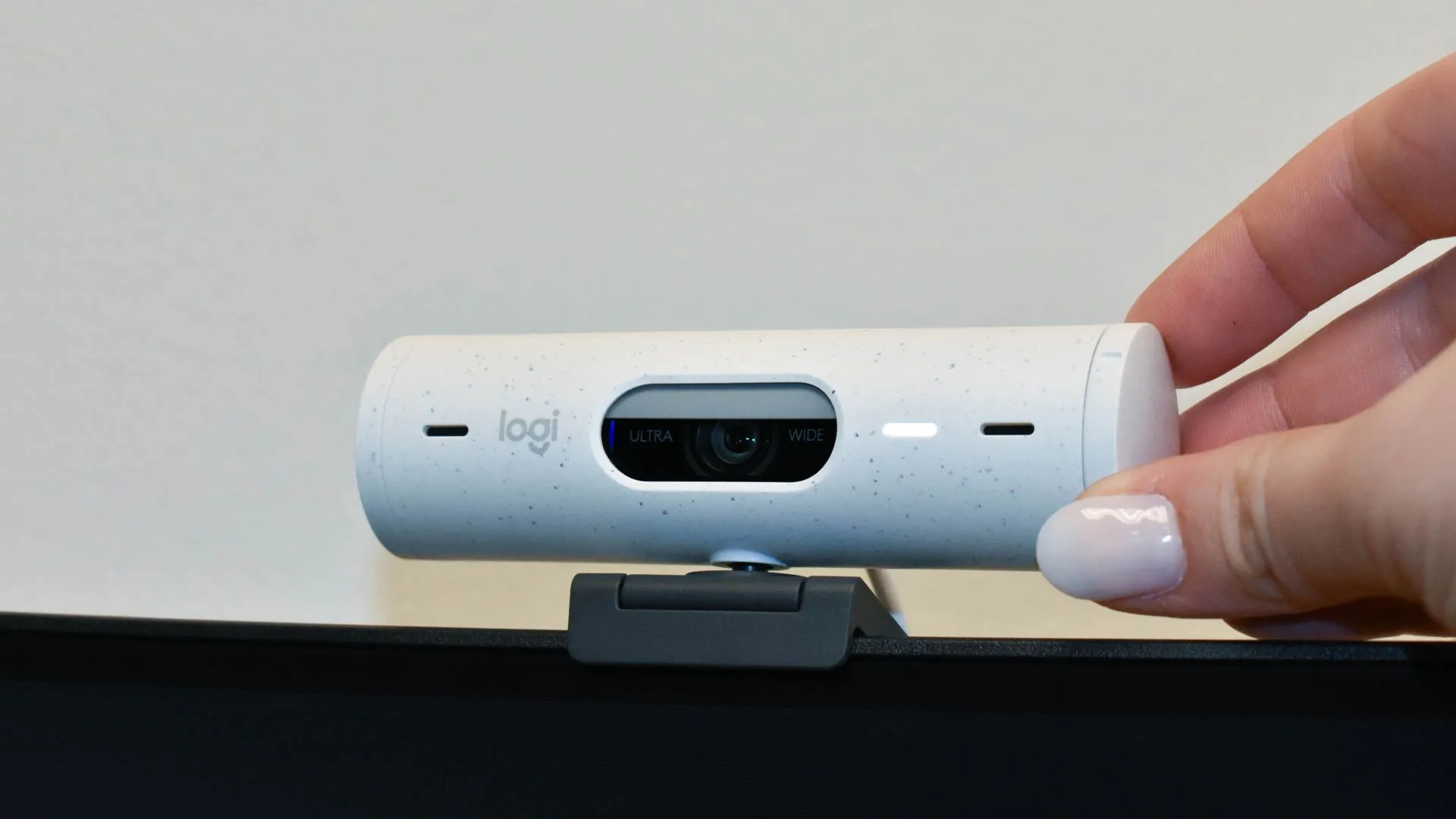 Webcam gắn trên màn hình máy tính để bàn để kiểm tra chất lượng hình ảnh và âm thanh trước cuộc họp trực tuyến.