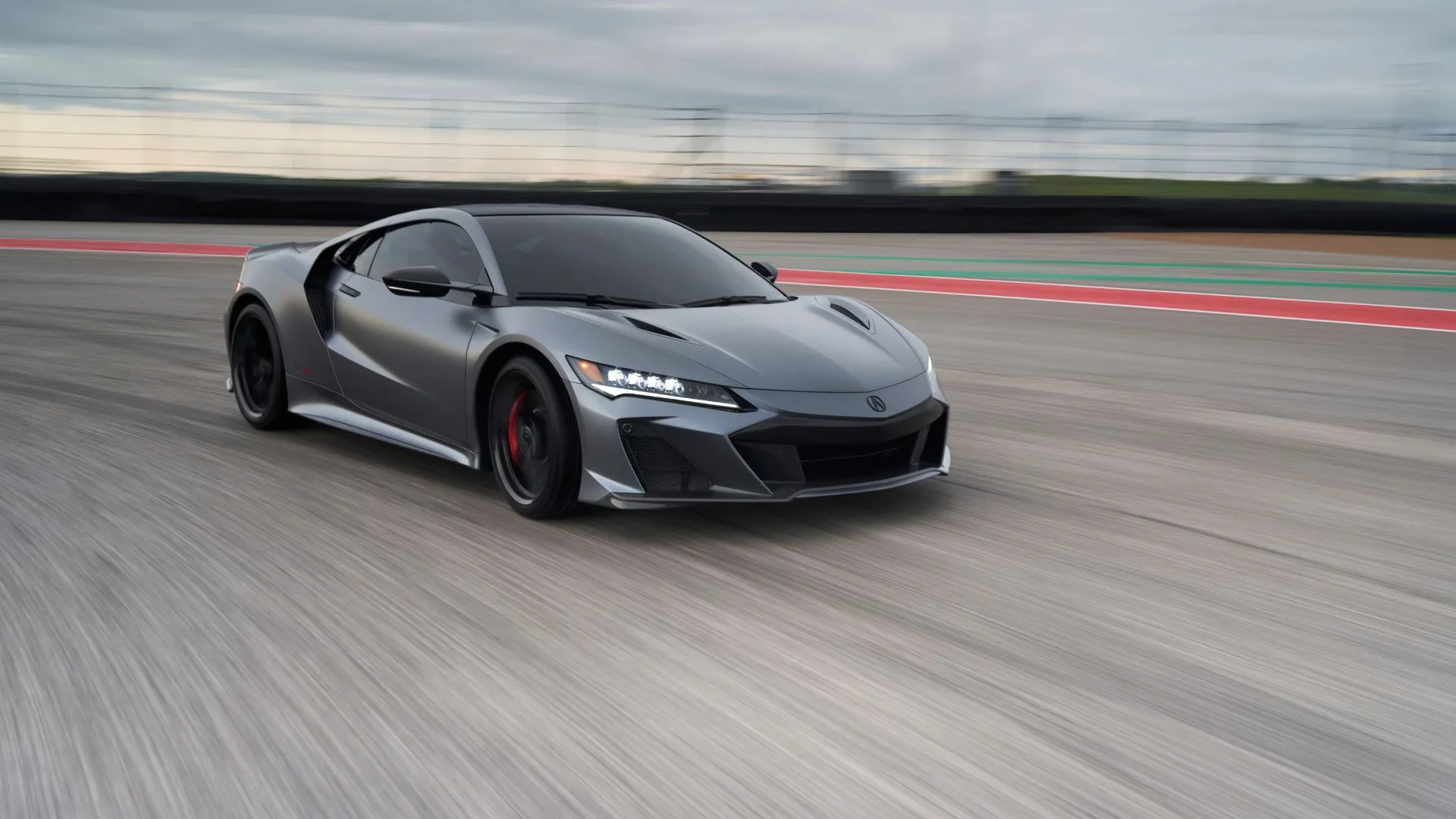 Acura NSX Type S 2022 màu xám bạc đang vận hành trên đường đua tốc độ cao.