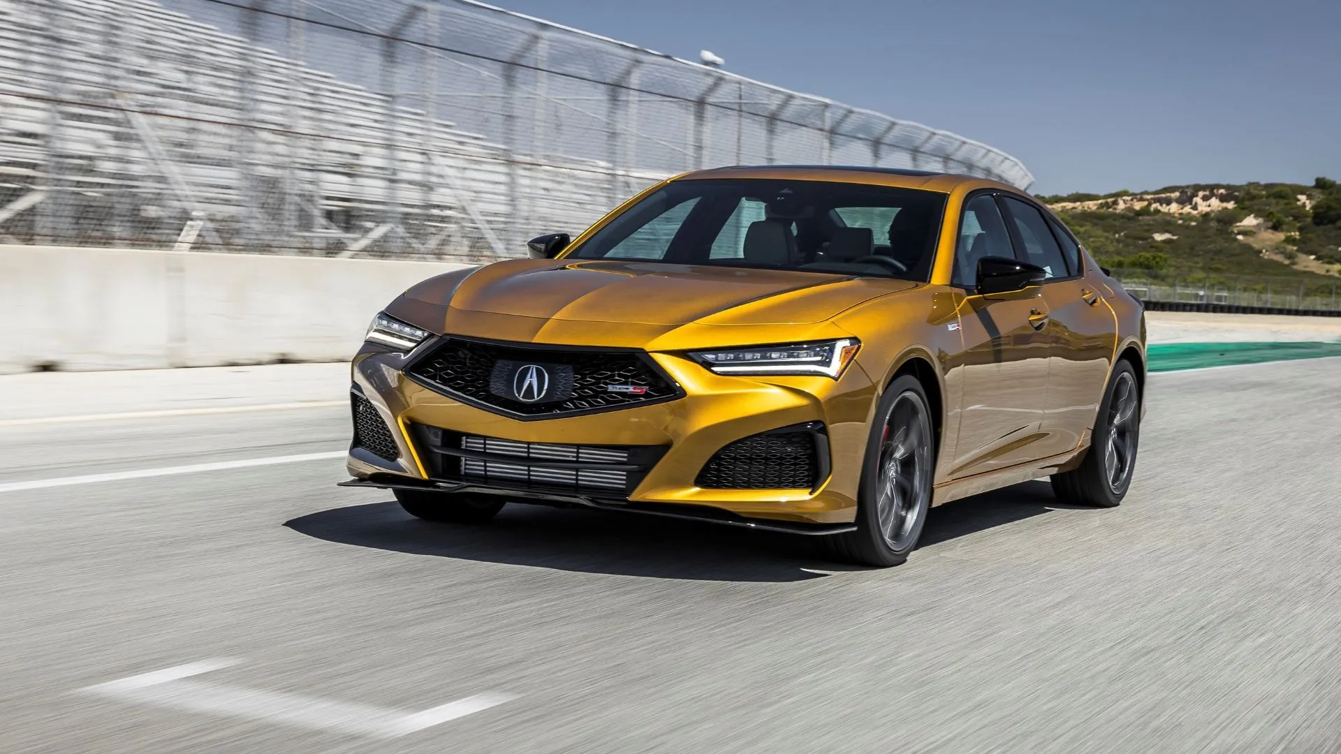 Acura TLX Type S 2025 màu đen trên đường đua, thể hiện hiệu suất thể thao và hệ thống âm thanh ELS Studio 3D.