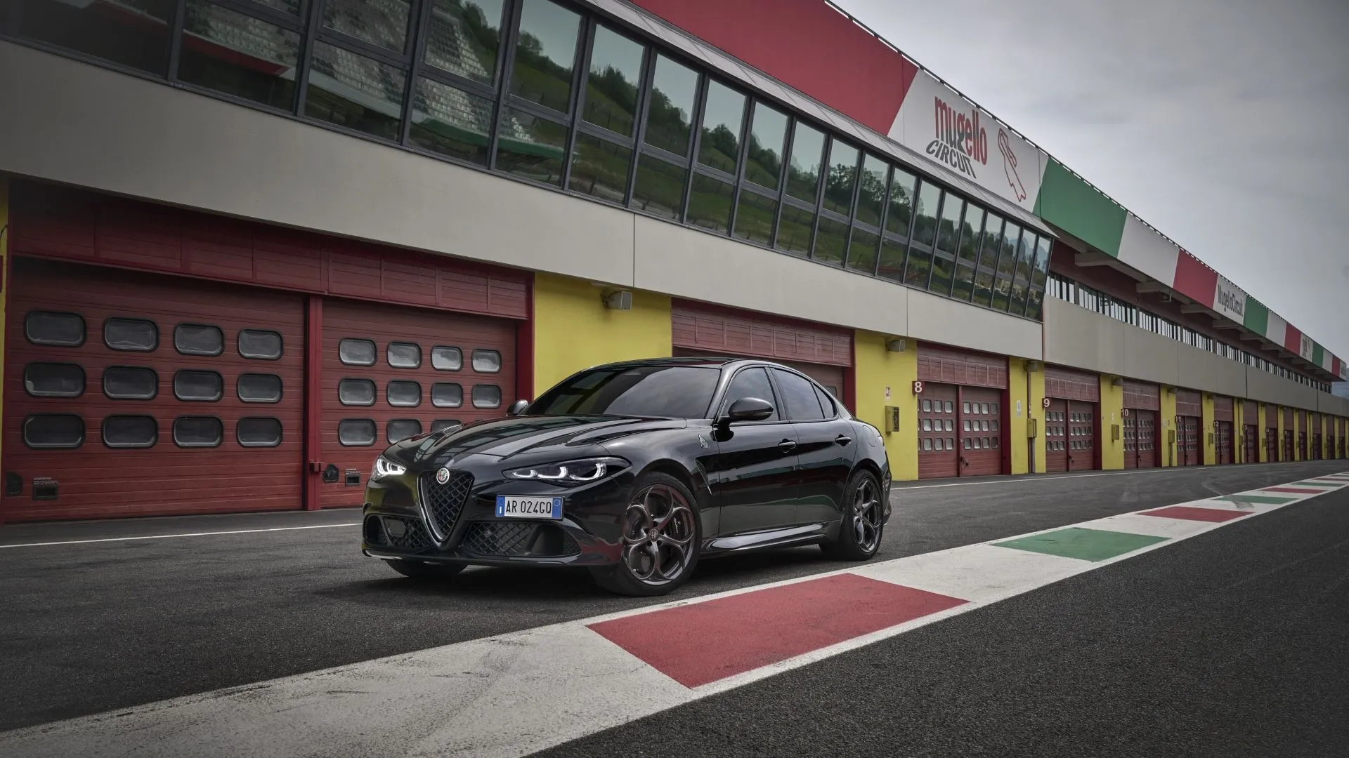 Alfa Romeo Giulia Quadrifoglio 2024 màu xanh lá cây đang đậu, thể hiện vẻ đẹp thiết kế Ý và hiệu suất vượt trội của động cơ V6 tăng áp kép