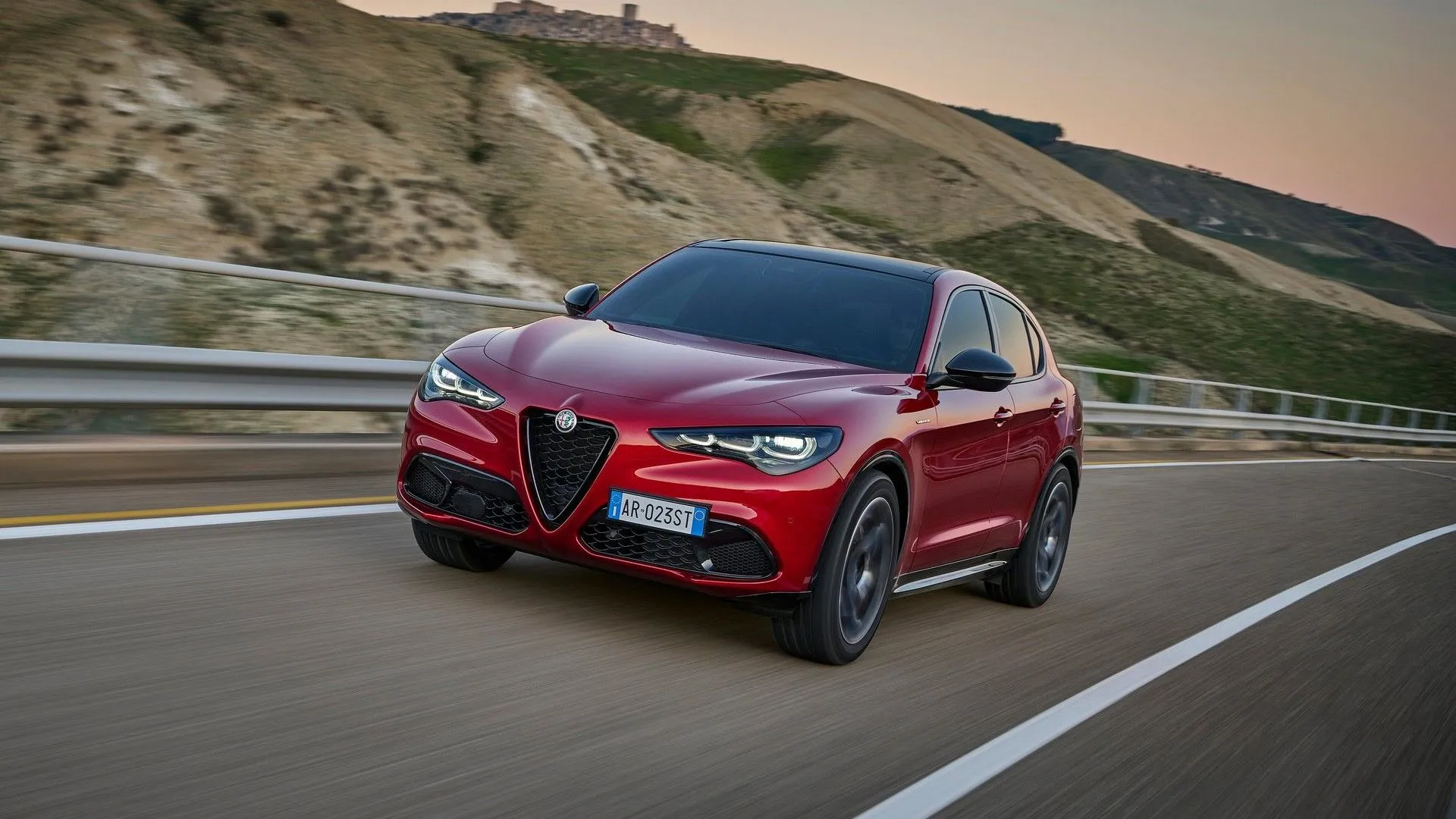 Alfa Romeo Stelvio 2023 màu đỏ đang di chuyển, mẫu SUV hạng sang phong cách