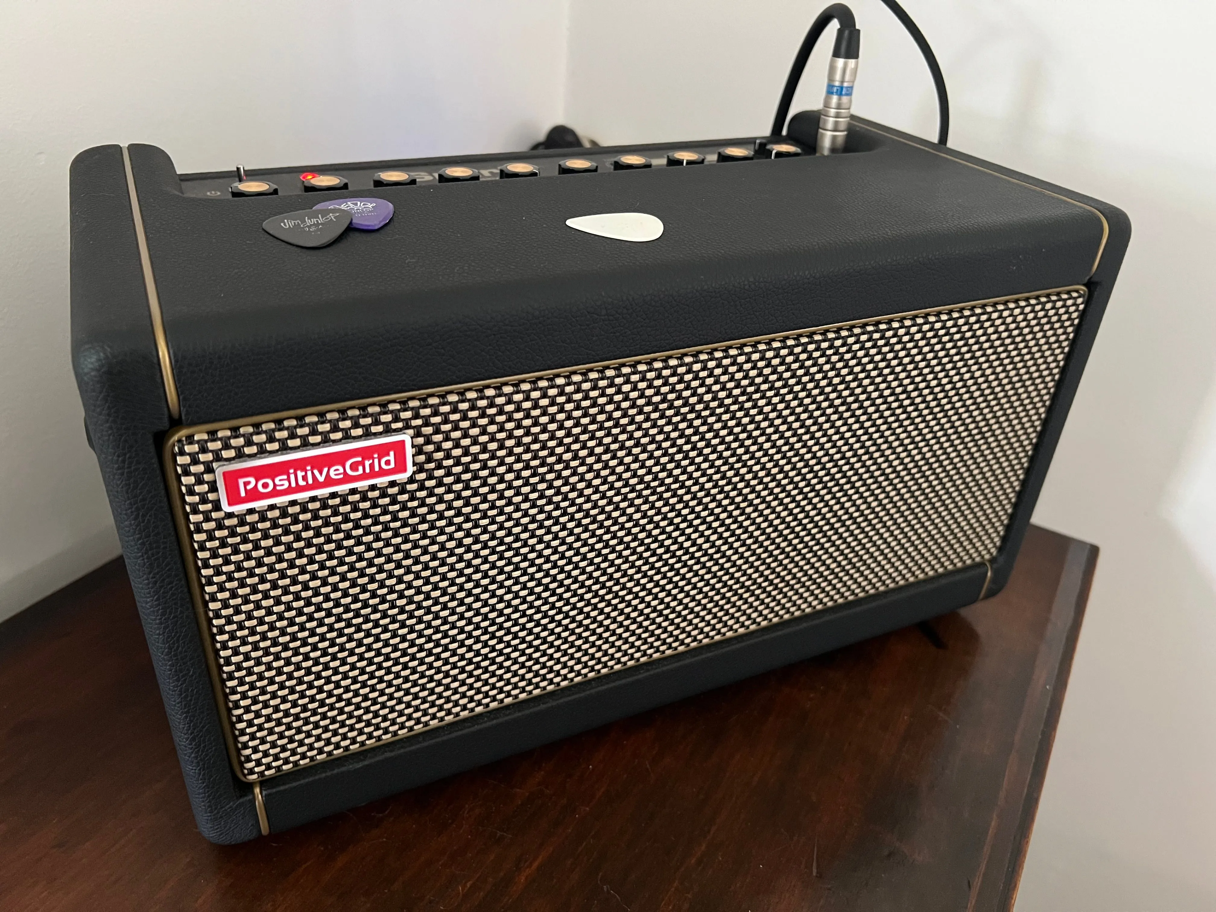 Amp guitar Positive Grid Spark 40, minh họa cho thiết bị thông minh phụ thuộc vào ứng dụng để khai thác tối đa tính năng.
