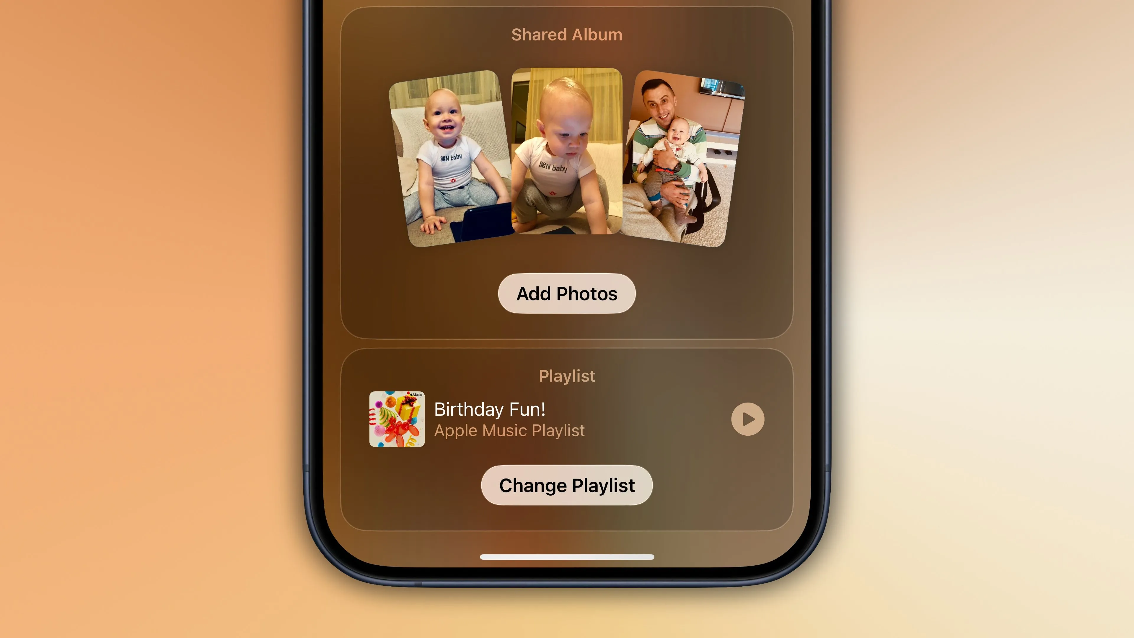 Ảnh cận cảnh album ảnh và danh sách nhạc nhúng trong lời mời trên ứng dụng Apple Invites.