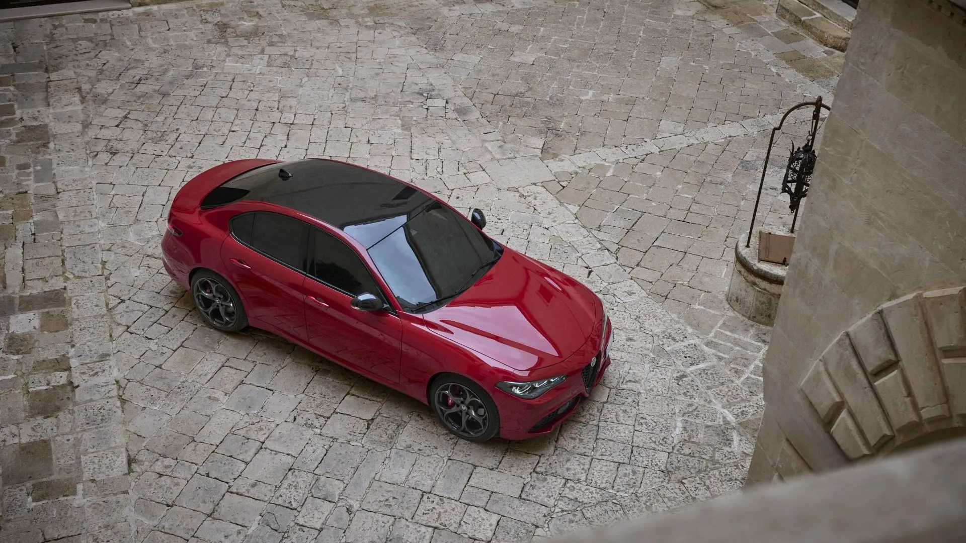 Ảnh nhìn từ trên xuống của Alfa Romeo Giulia 2025 màu đỏ, với thiết kế sedan thể thao đầy quyến rũ