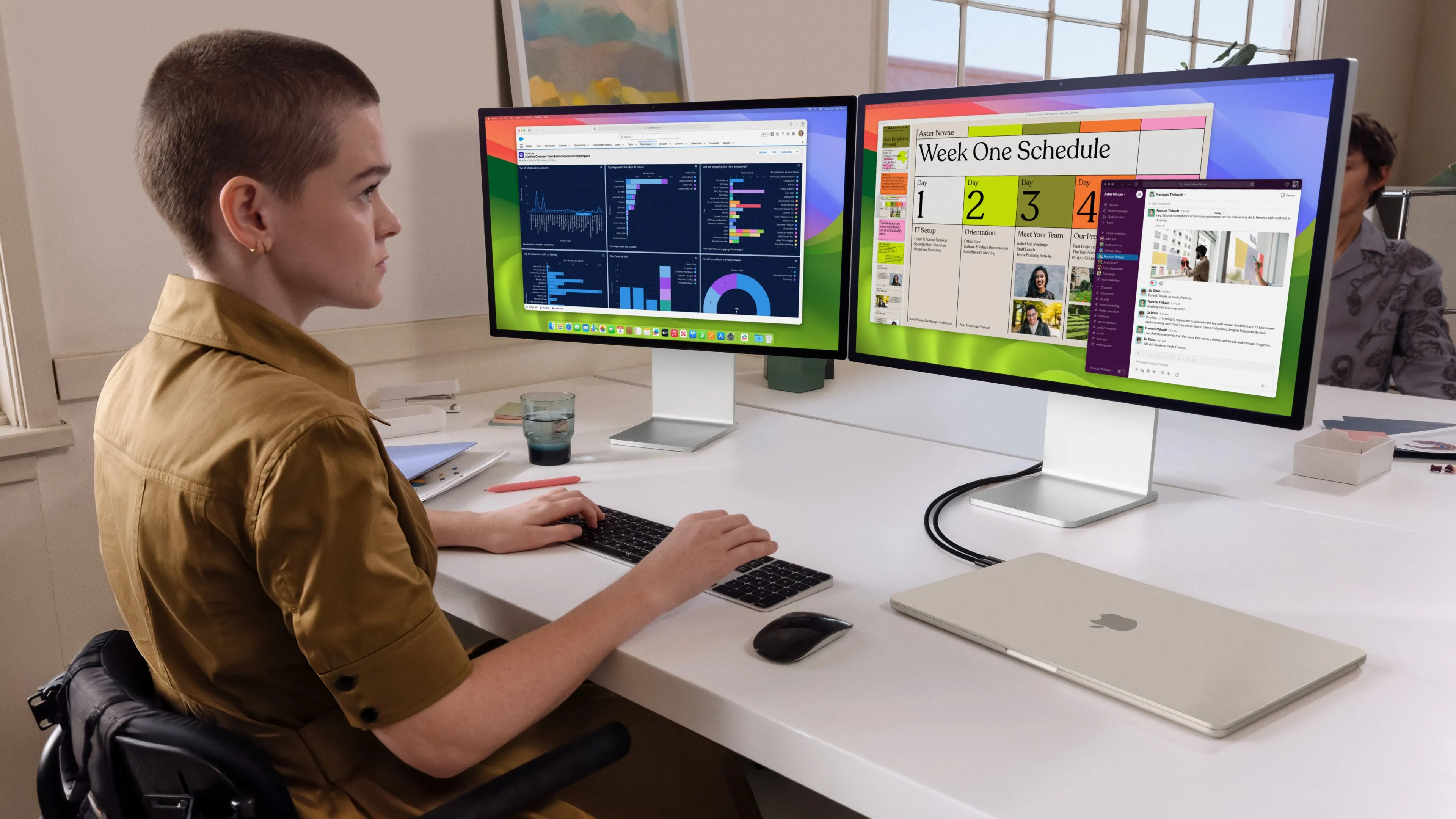 Apple MacBook Air M3 2024 kết nối với hai màn hình ngoài