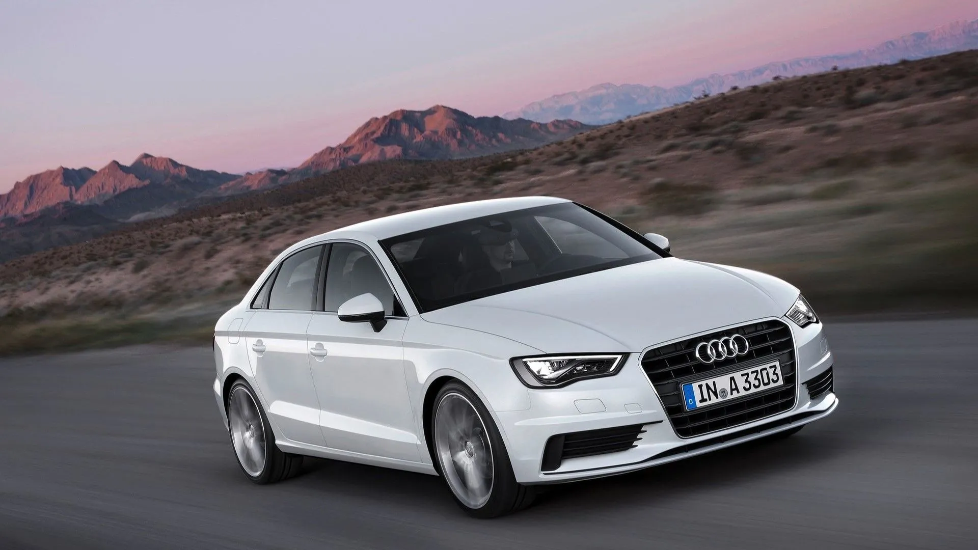 Audi A3 sedan đời 2014 màu trắng bạc đang di chuyển trên đường, góc chụp 3/4 phía trước