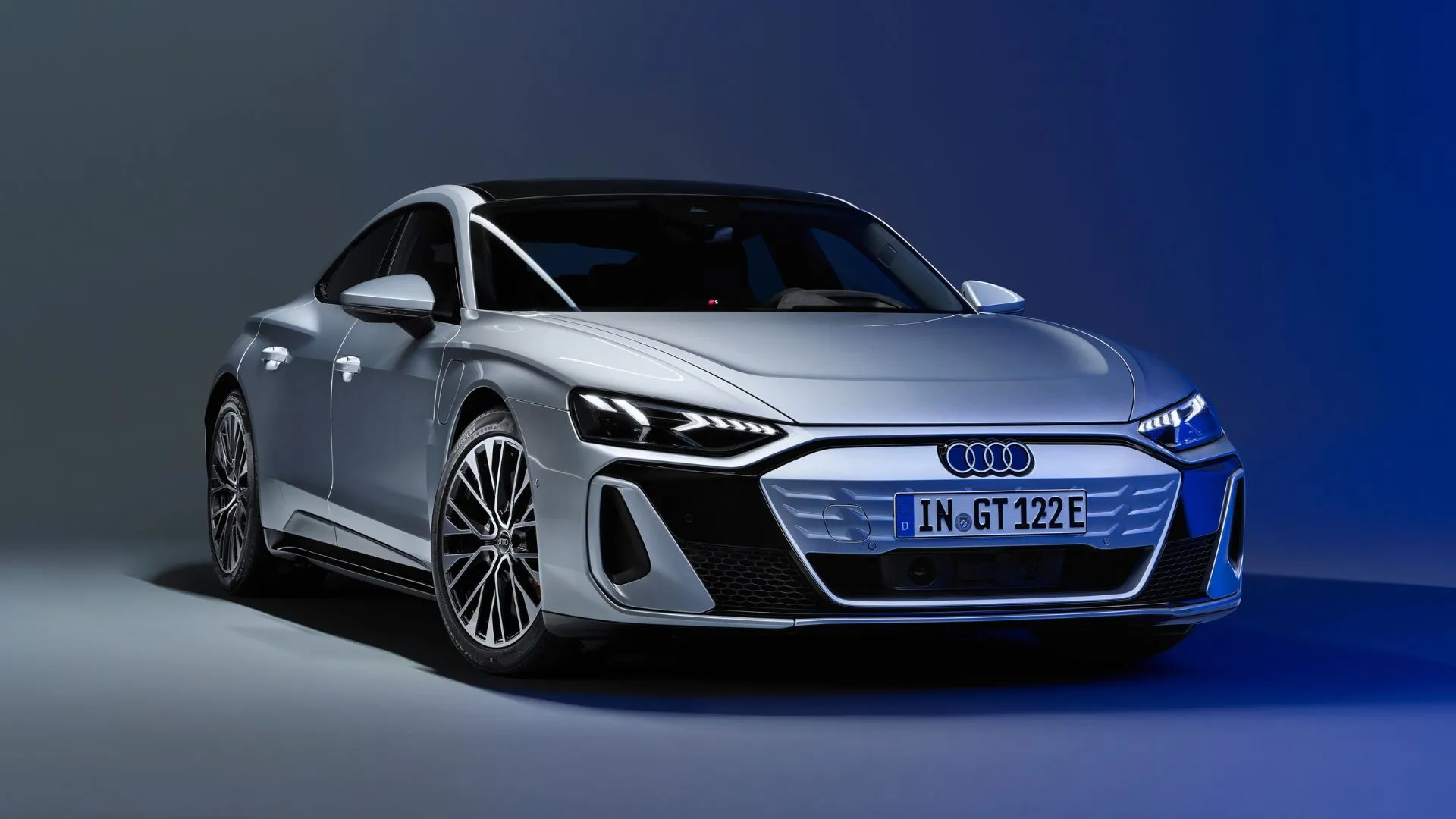 Audi e-tron GT màu bạc sang trọng trong studio, mẫu xe điện hiệu suất cao với chi phí bảo dưỡng cạnh tranh.