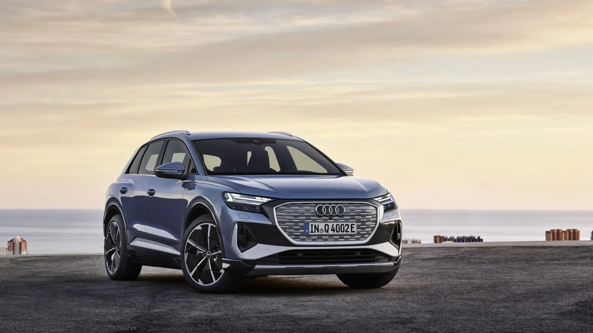 Audi Q4 e-Tron 2025 màu xanh lam, mẫu SUV điện hạng sang với nhiều tính năng hỗ trợ lái tiên tiến