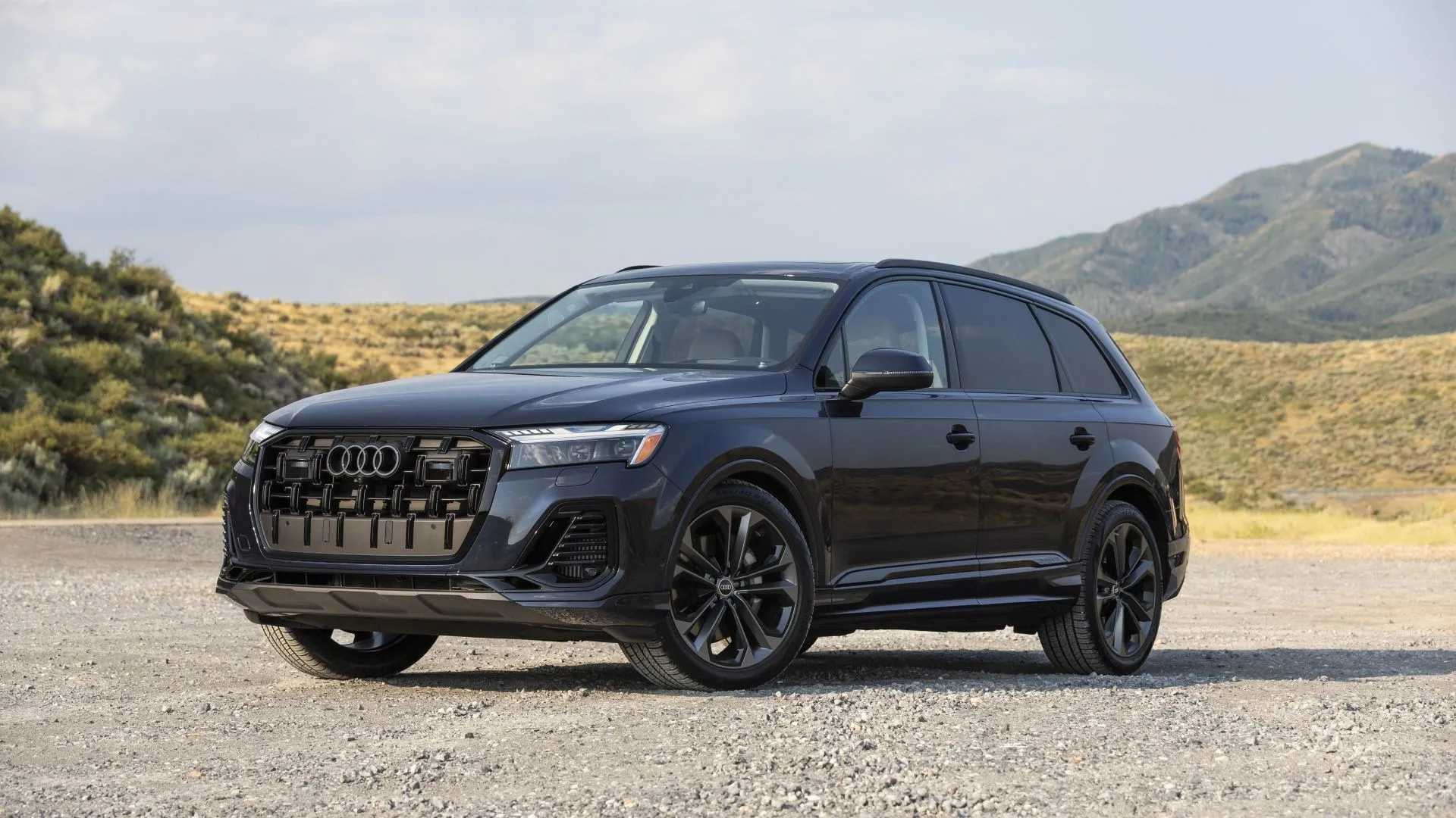 Audi Q7 2025 màu xanh Waitomo Blue, mẫu SUV 3 hàng ghế sang trọng với khoang lái công nghệ cao và an toàn vượt trội