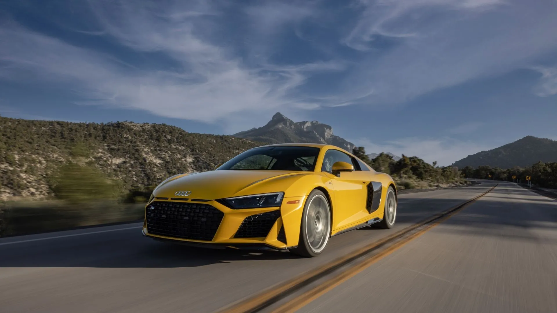 Audi R8 2022 màu vàng trên đường, siêu xe giữ giá tốt 3 năm đầu nhưng giảm mạnh sau đó